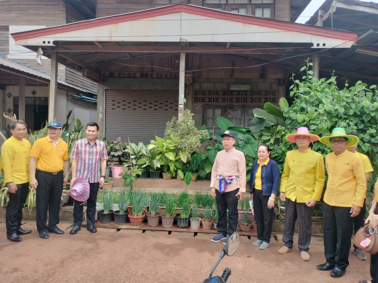 ผู้ว่าฯนครพนม   ลงพื้นที่ติดตามการน้อมนำแนวพระราชดำริของสมเด็จพระกนิษฐาธิราชเจ้า กรมสมเด็จพระเทพรัตนราชสุดาฯ สยามบรมราชกุมารี สู่ปฏิบัติการปลูกพืชผักสวนครัว เพื่อสร้างความมั่นคงทางอาหารและการดำเนินงานพัฒนาหมู่บ้านยั่งยืน ประจำปีงบประมาณ พ.ศ.2567 อำเภอนาแก จังหวัดนครพนม
