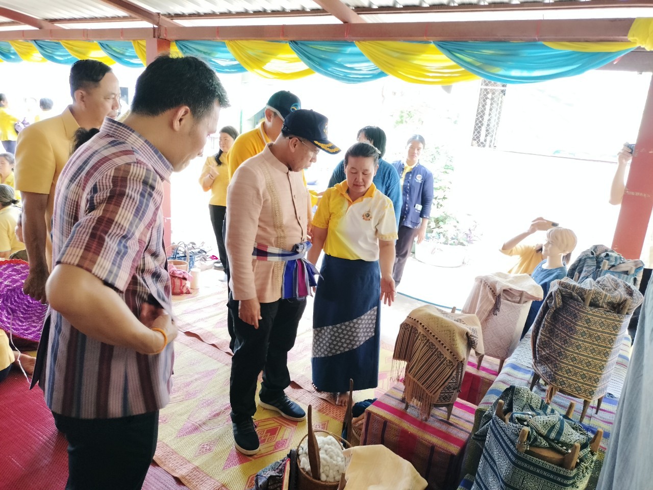 ผู้ว่าฯนครพนม   ลงพื้นที่ติดตามการน้อมนำแนวพระราชดำริของสมเด็จพระกนิษฐาธิราชเจ้า กรมสมเด็จพระเทพรัตนราชสุดาฯ สยามบรมราชกุมารี สู่ปฏิบัติการปลูกพืชผักสวนครัว เพื่อสร้างความมั่นคงทางอาหารและการดำเนินงานพัฒนาหมู่บ้านยั่งยืน ประจำปีงบประมาณ พ.ศ.2567 อำเภอนาแก จังหวัดนครพนม