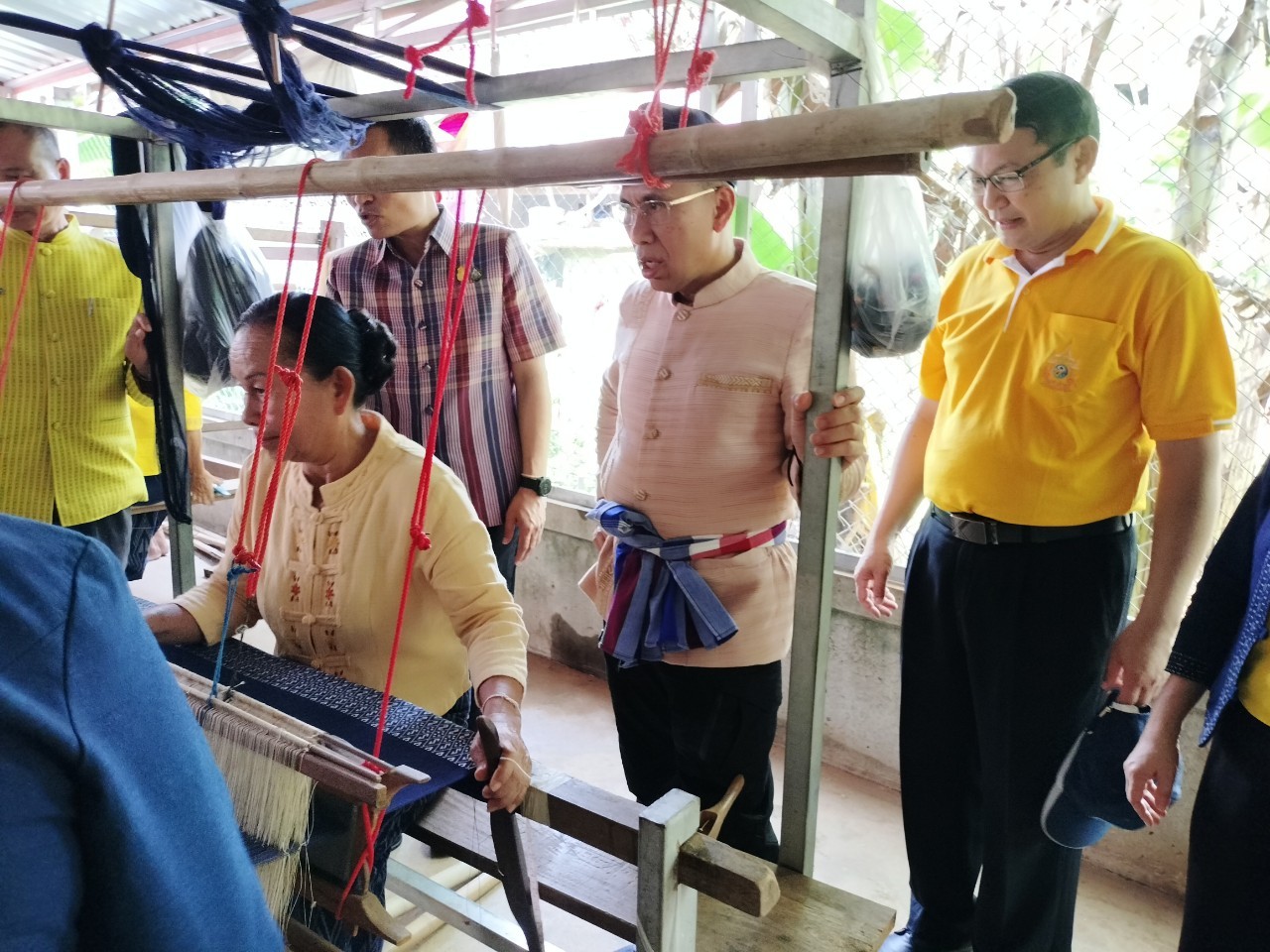 ผู้ว่าฯนครพนม   ลงพื้นที่ติดตามการน้อมนำแนวพระราชดำริของสมเด็จพระกนิษฐาธิราชเจ้า กรมสมเด็จพระเทพรัตนราชสุดาฯ สยามบรมราชกุมารี สู่ปฏิบัติการปลูกพืชผักสวนครัว เพื่อสร้างความมั่นคงทางอาหารและการดำเนินงานพัฒนาหมู่บ้านยั่งยืน ประจำปีงบประมาณ พ.ศ.2567 อำเภอนาแก จังหวัดนครพนม