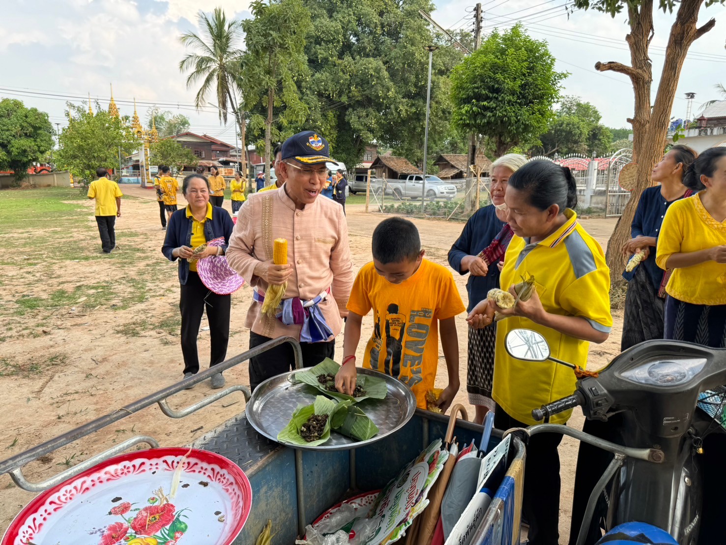 ผู้ว่าฯนครพนม   ลงพื้นที่ติดตามการน้อมนำแนวพระราชดำริของสมเด็จพระกนิษฐาธิราชเจ้า กรมสมเด็จพระเทพรัตนราชสุดาฯ สยามบรมราชกุมารี สู่ปฏิบัติการปลูกพืชผักสวนครัว เพื่อสร้างความมั่นคงทางอาหารและการดำเนินงานพัฒนาหมู่บ้านยั่งยืน ประจำปีงบประมาณ พ.ศ.2567 อำเภอนาแก จังหวัดนครพนม