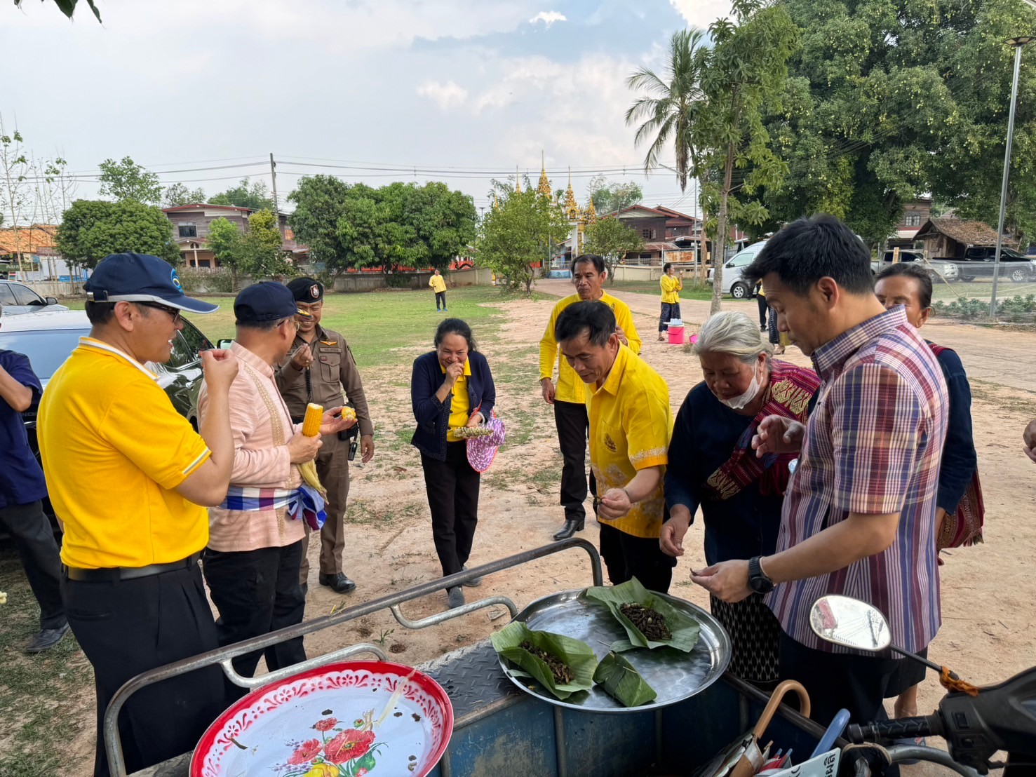 ผู้ว่าฯนครพนม   ลงพื้นที่ติดตามการน้อมนำแนวพระราชดำริของสมเด็จพระกนิษฐาธิราชเจ้า กรมสมเด็จพระเทพรัตนราชสุดาฯ สยามบรมราชกุมารี สู่ปฏิบัติการปลูกพืชผักสวนครัว เพื่อสร้างความมั่นคงทางอาหารและการดำเนินงานพัฒนาหมู่บ้านยั่งยืน ประจำปีงบประมาณ พ.ศ.2567 อำเภอนาแก จังหวัดนครพนม
