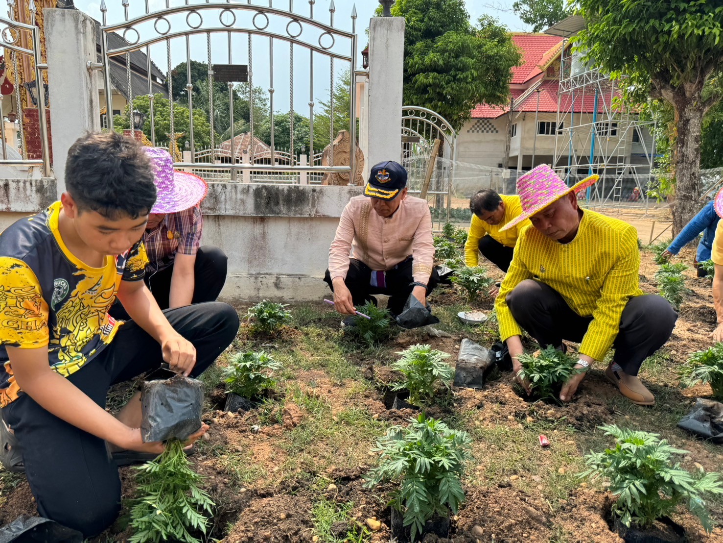 ผู้ว่าฯนครพนม   ลงพื้นที่ติดตามการน้อมนำแนวพระราชดำริของสมเด็จพระกนิษฐาธิราชเจ้า กรมสมเด็จพระเทพรัตนราชสุดาฯ สยามบรมราชกุมารี สู่ปฏิบัติการปลูกพืชผักสวนครัว เพื่อสร้างความมั่นคงทางอาหารและการดำเนินงานพัฒนาหมู่บ้านยั่งยืน ประจำปีงบประมาณ พ.ศ.2567 อำเภอนาแก จังหวัดนครพนม