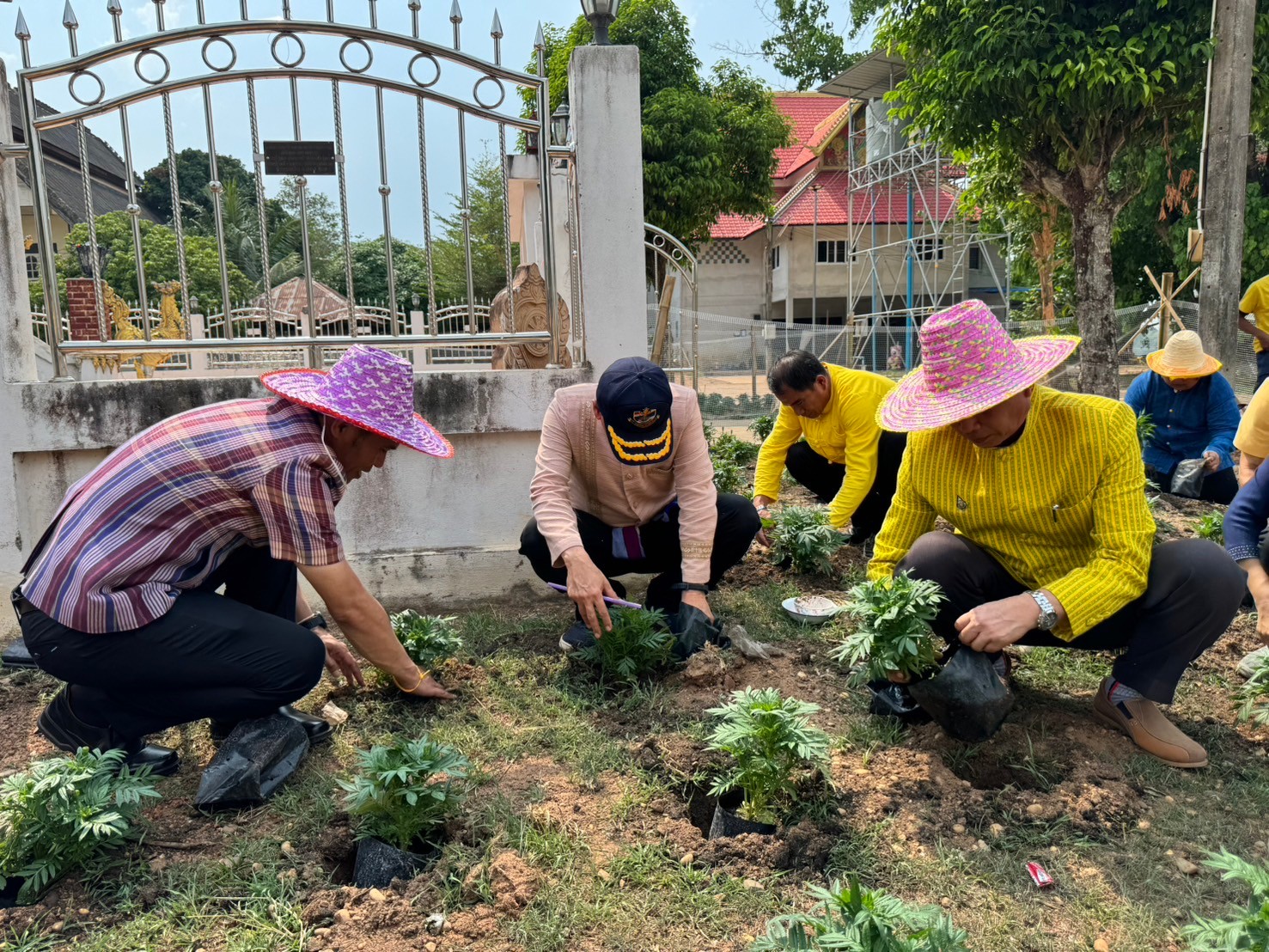 ผู้ว่าฯนครพนม   ลงพื้นที่ติดตามการน้อมนำแนวพระราชดำริของสมเด็จพระกนิษฐาธิราชเจ้า กรมสมเด็จพระเทพรัตนราชสุดาฯ สยามบรมราชกุมารี สู่ปฏิบัติการปลูกพืชผักสวนครัว เพื่อสร้างความมั่นคงทางอาหารและการดำเนินงานพัฒนาหมู่บ้านยั่งยืน ประจำปีงบประมาณ พ.ศ.2567 อำเภอนาแก จังหวัดนครพนม