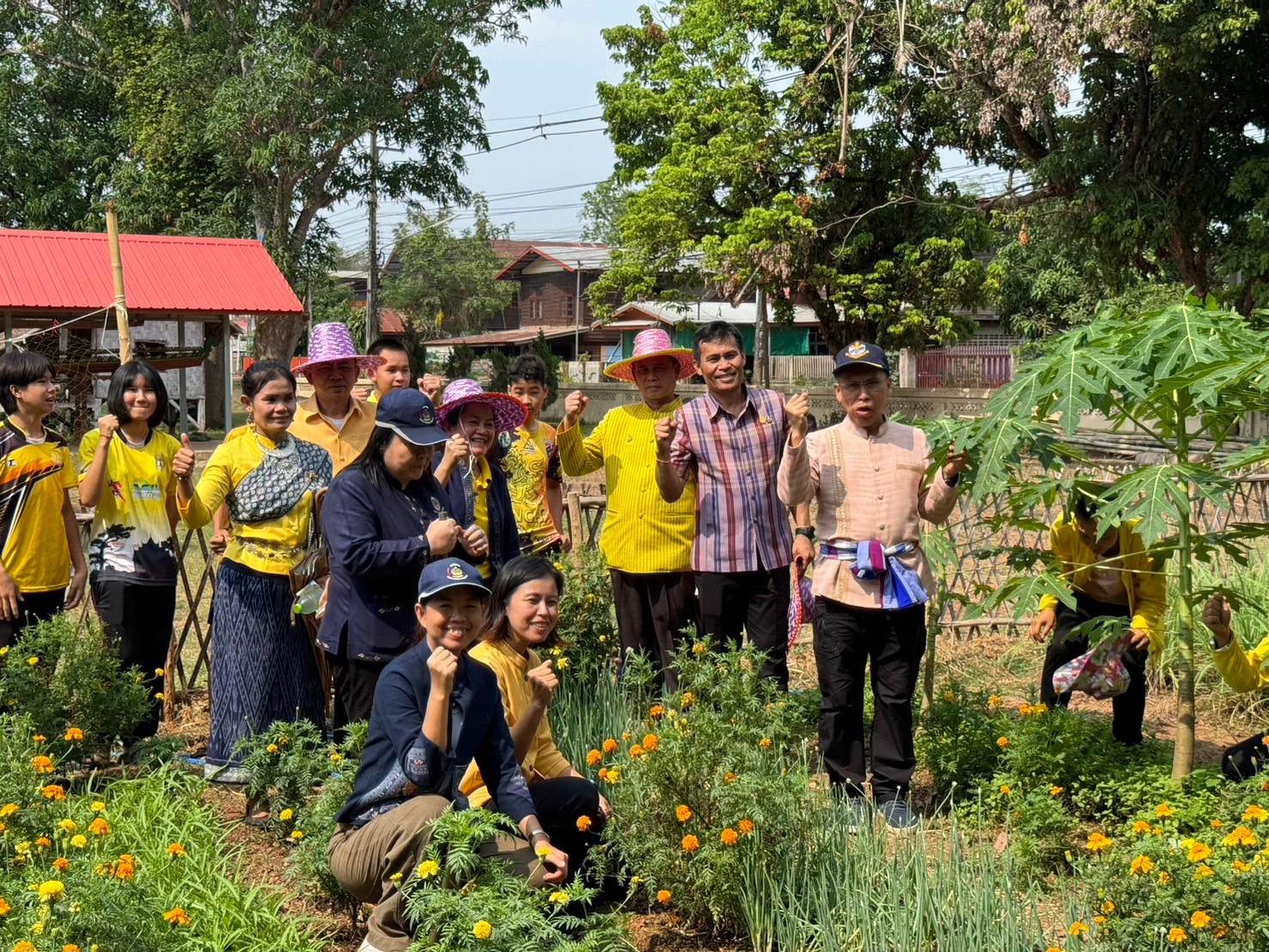 ผู้ว่าฯนครพนม   ลงพื้นที่ติดตามการน้อมนำแนวพระราชดำริของสมเด็จพระกนิษฐาธิราชเจ้า กรมสมเด็จพระเทพรัตนราชสุดาฯ สยามบรมราชกุมารี สู่ปฏิบัติการปลูกพืชผักสวนครัว เพื่อสร้างความมั่นคงทางอาหารและการดำเนินงานพัฒนาหมู่บ้านยั่งยืน ประจำปีงบประมาณ พ.ศ.2567 อำเภอนาแก จังหวัดนครพนม