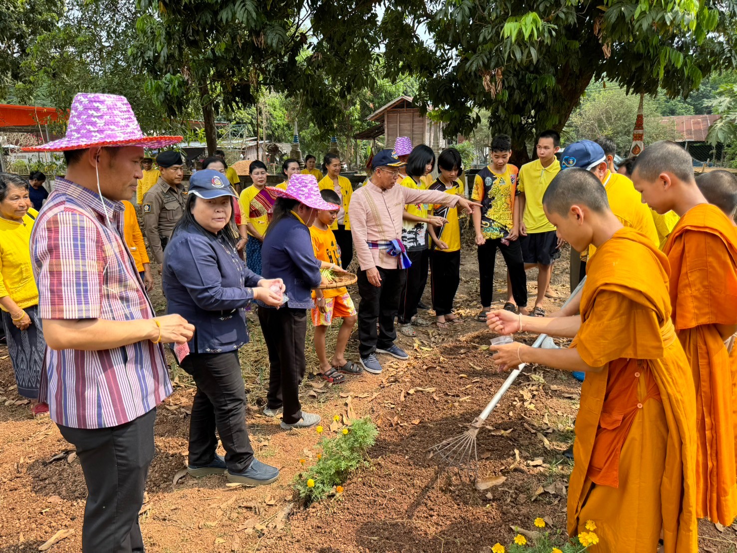 ผู้ว่าฯนครพนม   ลงพื้นที่ติดตามการน้อมนำแนวพระราชดำริของสมเด็จพระกนิษฐาธิราชเจ้า กรมสมเด็จพระเทพรัตนราชสุดาฯ สยามบรมราชกุมารี สู่ปฏิบัติการปลูกพืชผักสวนครัว เพื่อสร้างความมั่นคงทางอาหารและการดำเนินงานพัฒนาหมู่บ้านยั่งยืน ประจำปีงบประมาณ พ.ศ.2567 อำเภอนาแก จังหวัดนครพนม