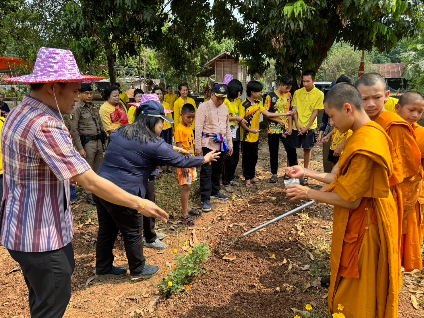 ผู้ว่าฯนครพนม   ลงพื้นที่ติดตามการน้อมนำแนวพระราชดำริของสมเด็จพระกนิษฐาธิราชเจ้า กรมสมเด็จพระเทพรัตนราชสุดาฯ สยามบรมราชกุมารี สู่ปฏิบัติการปลูกพืชผักสวนครัว เพื่อสร้างความมั่นคงทางอาหารและการดำเนินงานพัฒนาหมู่บ้านยั่งยืน ประจำปีงบประมาณ พ.ศ.2567 อำเภอนาแก จังหวัดนครพนม