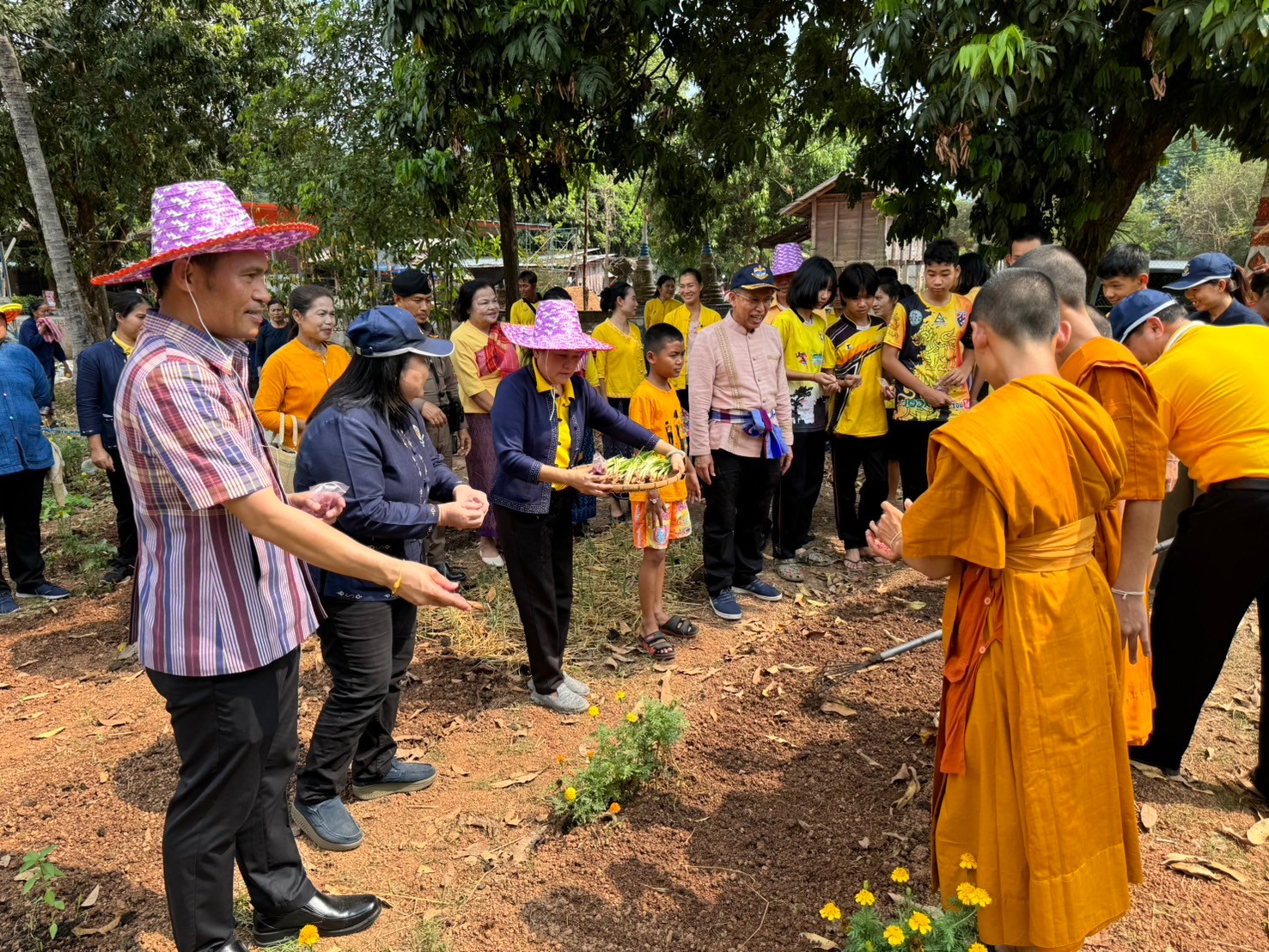 ผู้ว่าฯนครพนม   ลงพื้นที่ติดตามการน้อมนำแนวพระราชดำริของสมเด็จพระกนิษฐาธิราชเจ้า กรมสมเด็จพระเทพรัตนราชสุดาฯ สยามบรมราชกุมารี สู่ปฏิบัติการปลูกพืชผักสวนครัว เพื่อสร้างความมั่นคงทางอาหารและการดำเนินงานพัฒนาหมู่บ้านยั่งยืน ประจำปีงบประมาณ พ.ศ.2567 อำเภอนาแก จังหวัดนครพนม