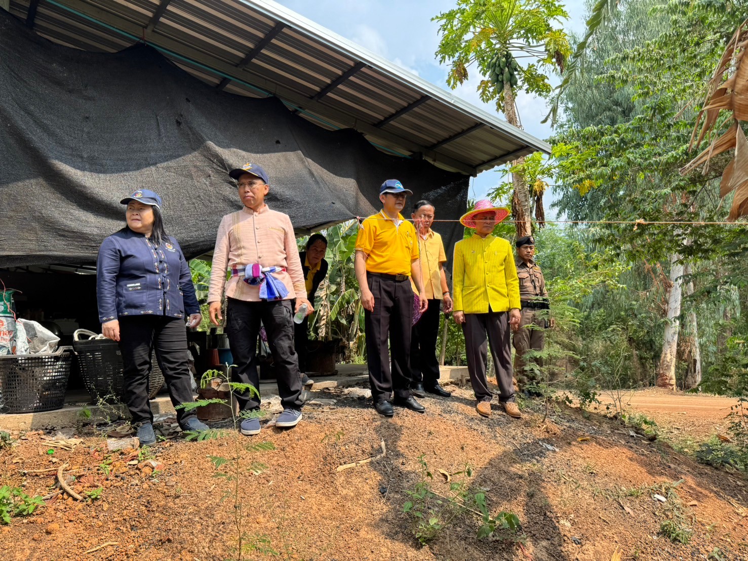 ผู้ว่าฯนครพนม   ลงพื้นที่ติดตามการน้อมนำแนวพระราชดำริของสมเด็จพระกนิษฐาธิราชเจ้า กรมสมเด็จพระเทพรัตนราชสุดาฯ สยามบรมราชกุมารี สู่ปฏิบัติการปลูกพืชผักสวนครัว เพื่อสร้างความมั่นคงทางอาหารและการดำเนินงานพัฒนาหมู่บ้านยั่งยืน ประจำปีงบประมาณ พ.ศ.2567 อำเภอนาแก จังหวัดนครพนม