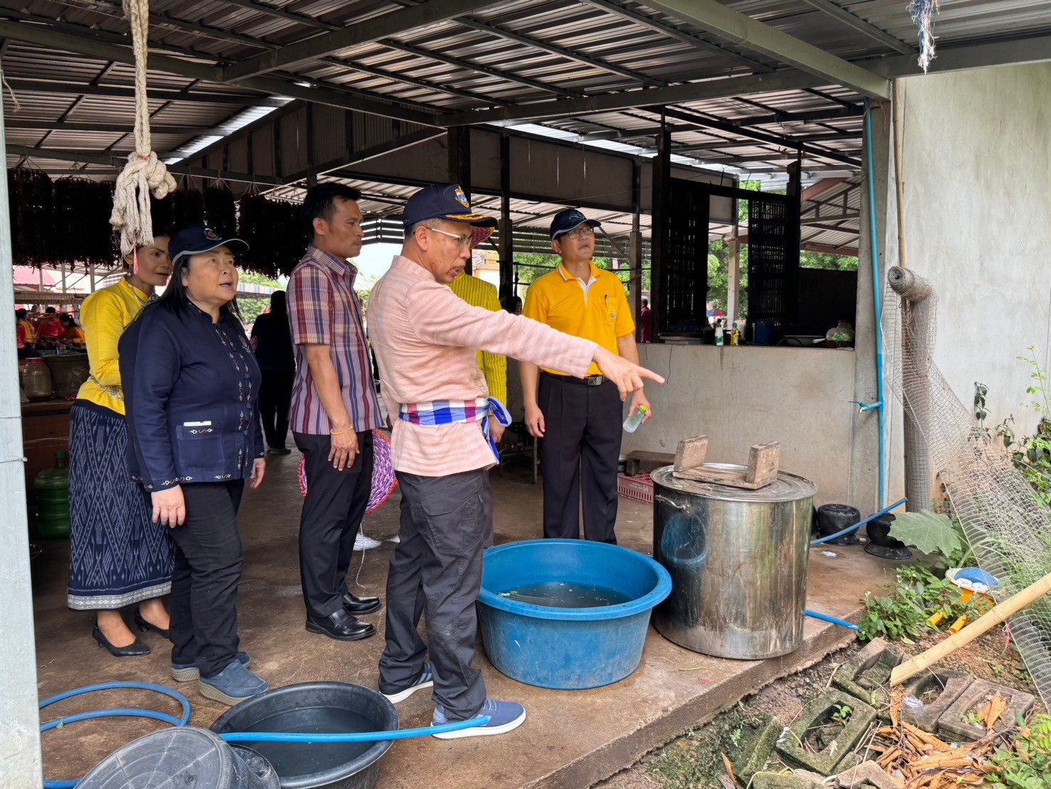 ผู้ว่าฯนครพนม   ลงพื้นที่ติดตามการน้อมนำแนวพระราชดำริของสมเด็จพระกนิษฐาธิราชเจ้า กรมสมเด็จพระเทพรัตนราชสุดาฯ สยามบรมราชกุมารี สู่ปฏิบัติการปลูกพืชผักสวนครัว เพื่อสร้างความมั่นคงทางอาหารและการดำเนินงานพัฒนาหมู่บ้านยั่งยืน ประจำปีงบประมาณ พ.ศ.2567 อำเภอนาแก จังหวัดนครพนม