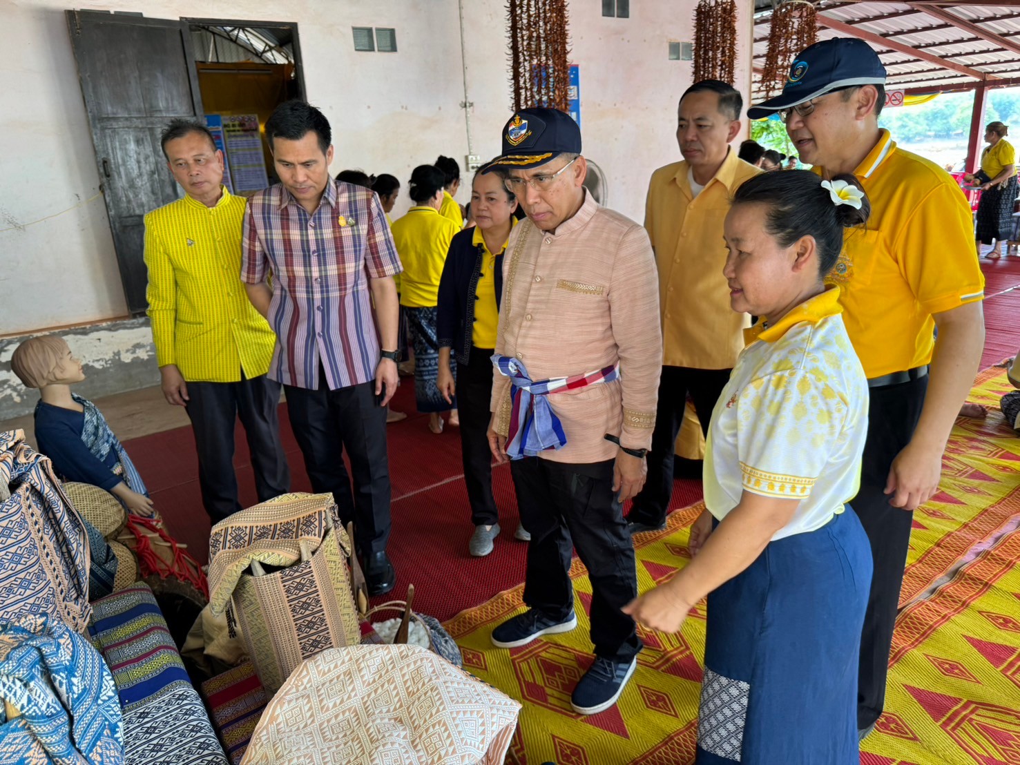 ผู้ว่าฯนครพนม   ลงพื้นที่ติดตามการน้อมนำแนวพระราชดำริของสมเด็จพระกนิษฐาธิราชเจ้า กรมสมเด็จพระเทพรัตนราชสุดาฯ สยามบรมราชกุมารี สู่ปฏิบัติการปลูกพืชผักสวนครัว เพื่อสร้างความมั่นคงทางอาหารและการดำเนินงานพัฒนาหมู่บ้านยั่งยืน ประจำปีงบประมาณ พ.ศ.2567 อำเภอนาแก จังหวัดนครพนม