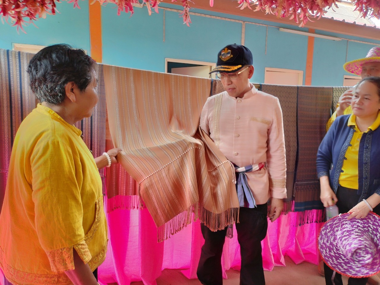 ผู้ว่าฯนครพนม   ลงพื้นที่ติดตามการน้อมนำแนวพระราชดำริของสมเด็จพระกนิษฐาธิราชเจ้า กรมสมเด็จพระเทพรัตนราชสุดาฯ สยามบรมราชกุมารี สู่ปฏิบัติการปลูกพืชผักสวนครัว เพื่อสร้างความมั่นคงทางอาหารและการดำเนินงานพัฒนาหมู่บ้านยั่งยืน ประจำปีงบประมาณ พ.ศ.2567 อำเภอนาแก จังหวัดนครพนม