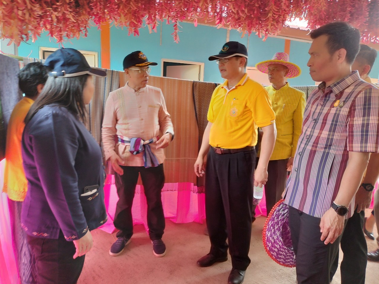 ผู้ว่าฯนครพนม   ลงพื้นที่ติดตามการน้อมนำแนวพระราชดำริของสมเด็จพระกนิษฐาธิราชเจ้า กรมสมเด็จพระเทพรัตนราชสุดาฯ สยามบรมราชกุมารี สู่ปฏิบัติการปลูกพืชผักสวนครัว เพื่อสร้างความมั่นคงทางอาหารและการดำเนินงานพัฒนาหมู่บ้านยั่งยืน ประจำปีงบประมาณ พ.ศ.2567 อำเภอนาแก จังหวัดนครพนม