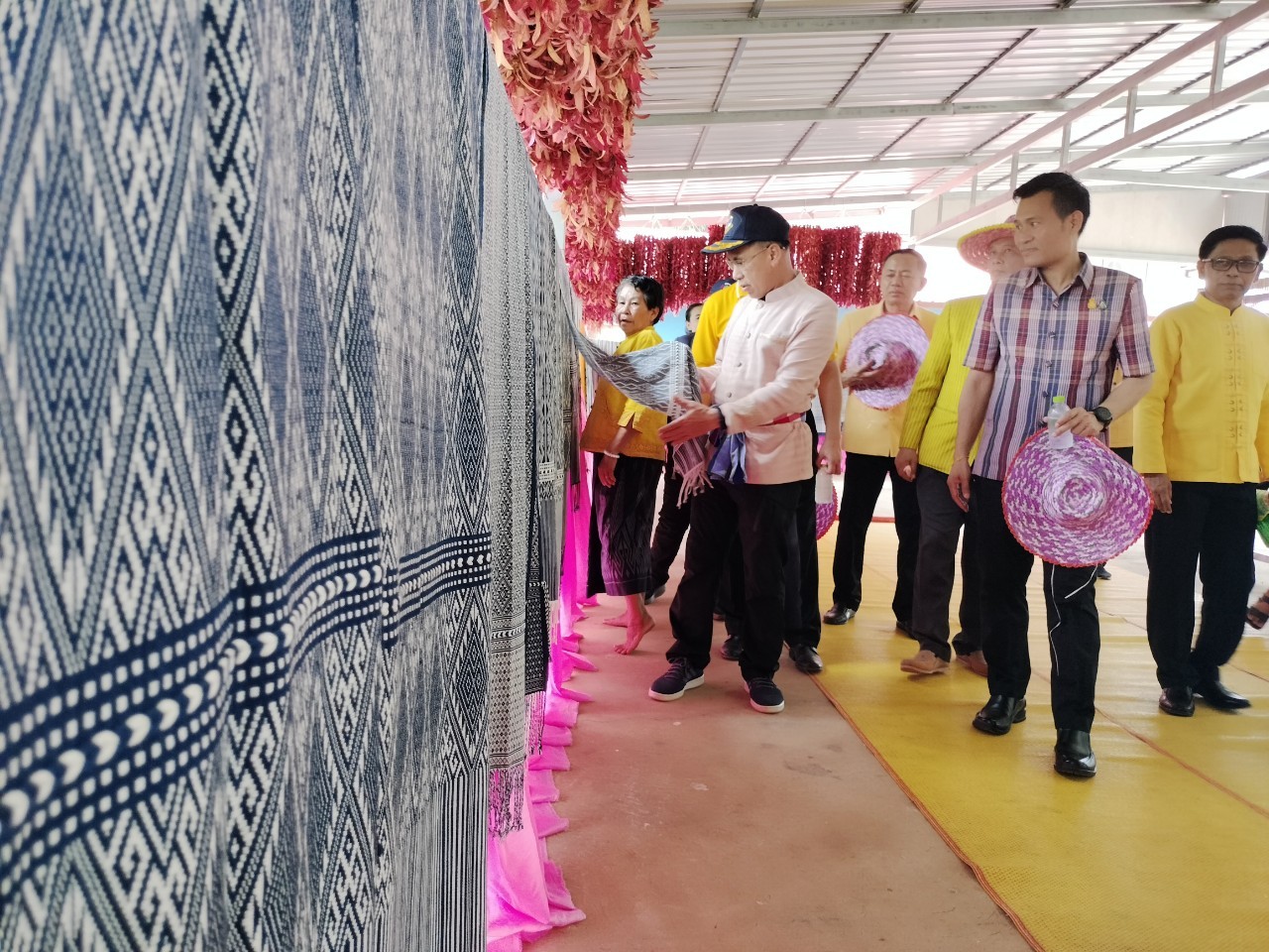 ผู้ว่าฯนครพนม   ลงพื้นที่ติดตามการน้อมนำแนวพระราชดำริของสมเด็จพระกนิษฐาธิราชเจ้า กรมสมเด็จพระเทพรัตนราชสุดาฯ สยามบรมราชกุมารี สู่ปฏิบัติการปลูกพืชผักสวนครัว เพื่อสร้างความมั่นคงทางอาหารและการดำเนินงานพัฒนาหมู่บ้านยั่งยืน ประจำปีงบประมาณ พ.ศ.2567 อำเภอนาแก จังหวัดนครพนม