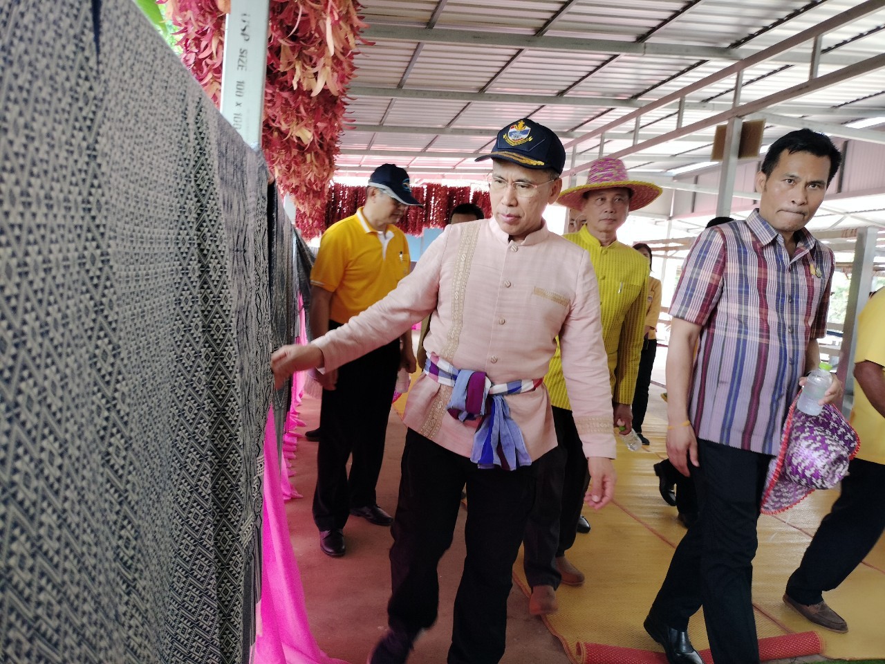 ผู้ว่าฯนครพนม   ลงพื้นที่ติดตามการน้อมนำแนวพระราชดำริของสมเด็จพระกนิษฐาธิราชเจ้า กรมสมเด็จพระเทพรัตนราชสุดาฯ สยามบรมราชกุมารี สู่ปฏิบัติการปลูกพืชผักสวนครัว เพื่อสร้างความมั่นคงทางอาหารและการดำเนินงานพัฒนาหมู่บ้านยั่งยืน ประจำปีงบประมาณ พ.ศ.2567 อำเภอนาแก จังหวัดนครพนม