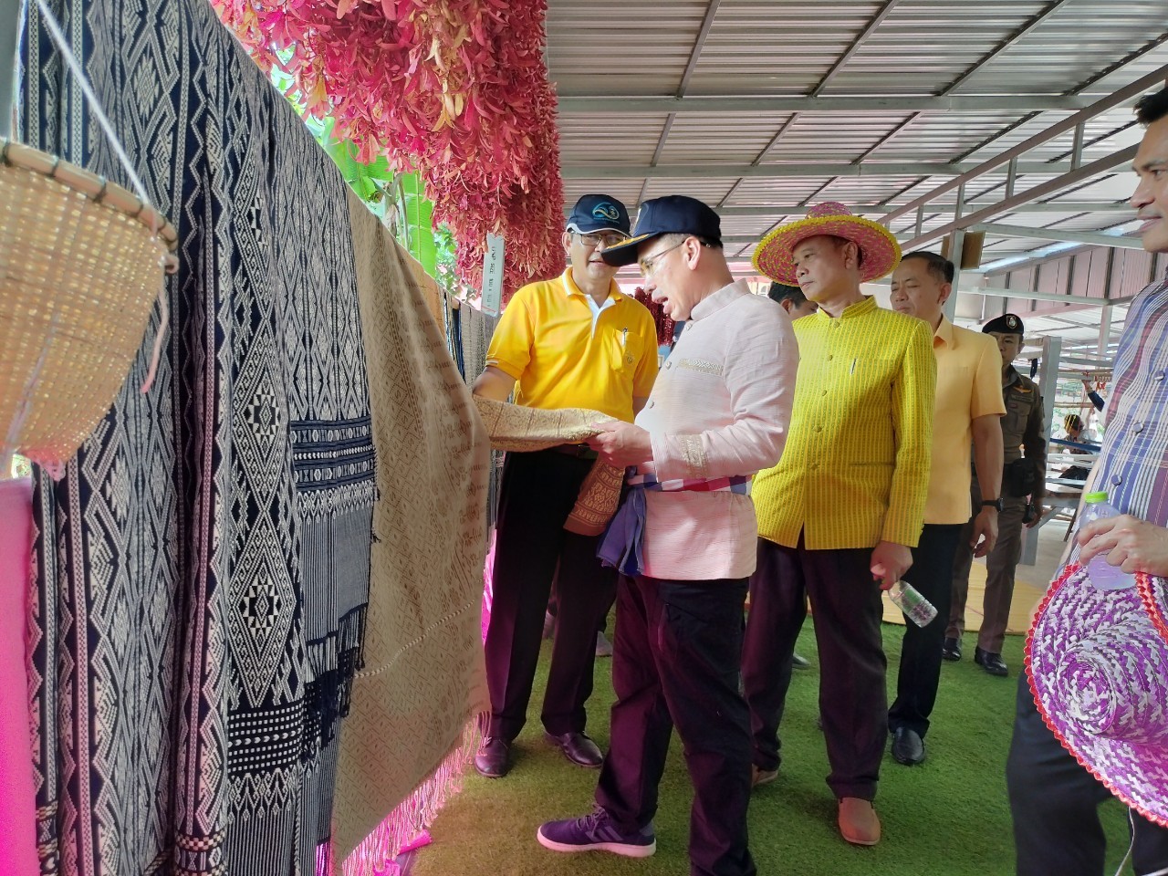 ผู้ว่าฯนครพนม   ลงพื้นที่ติดตามการน้อมนำแนวพระราชดำริของสมเด็จพระกนิษฐาธิราชเจ้า กรมสมเด็จพระเทพรัตนราชสุดาฯ สยามบรมราชกุมารี สู่ปฏิบัติการปลูกพืชผักสวนครัว เพื่อสร้างความมั่นคงทางอาหารและการดำเนินงานพัฒนาหมู่บ้านยั่งยืน ประจำปีงบประมาณ พ.ศ.2567 อำเภอนาแก จังหวัดนครพนม