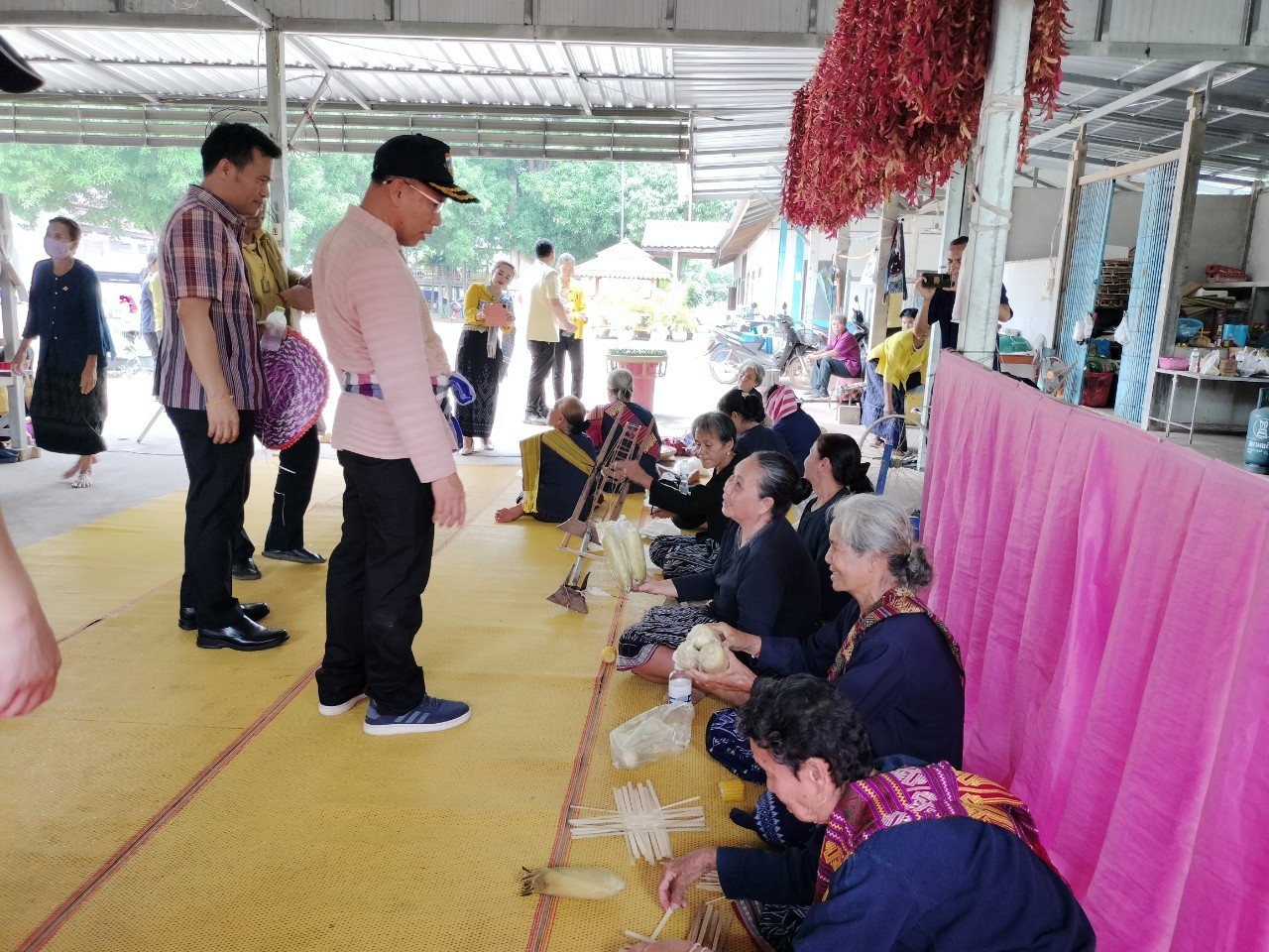 ผู้ว่าฯนครพนม   ลงพื้นที่ติดตามการน้อมนำแนวพระราชดำริของสมเด็จพระกนิษฐาธิราชเจ้า กรมสมเด็จพระเทพรัตนราชสุดาฯ สยามบรมราชกุมารี สู่ปฏิบัติการปลูกพืชผักสวนครัว เพื่อสร้างความมั่นคงทางอาหารและการดำเนินงานพัฒนาหมู่บ้านยั่งยืน ประจำปีงบประมาณ พ.ศ.2567 อำเภอนาแก จังหวัดนครพนม