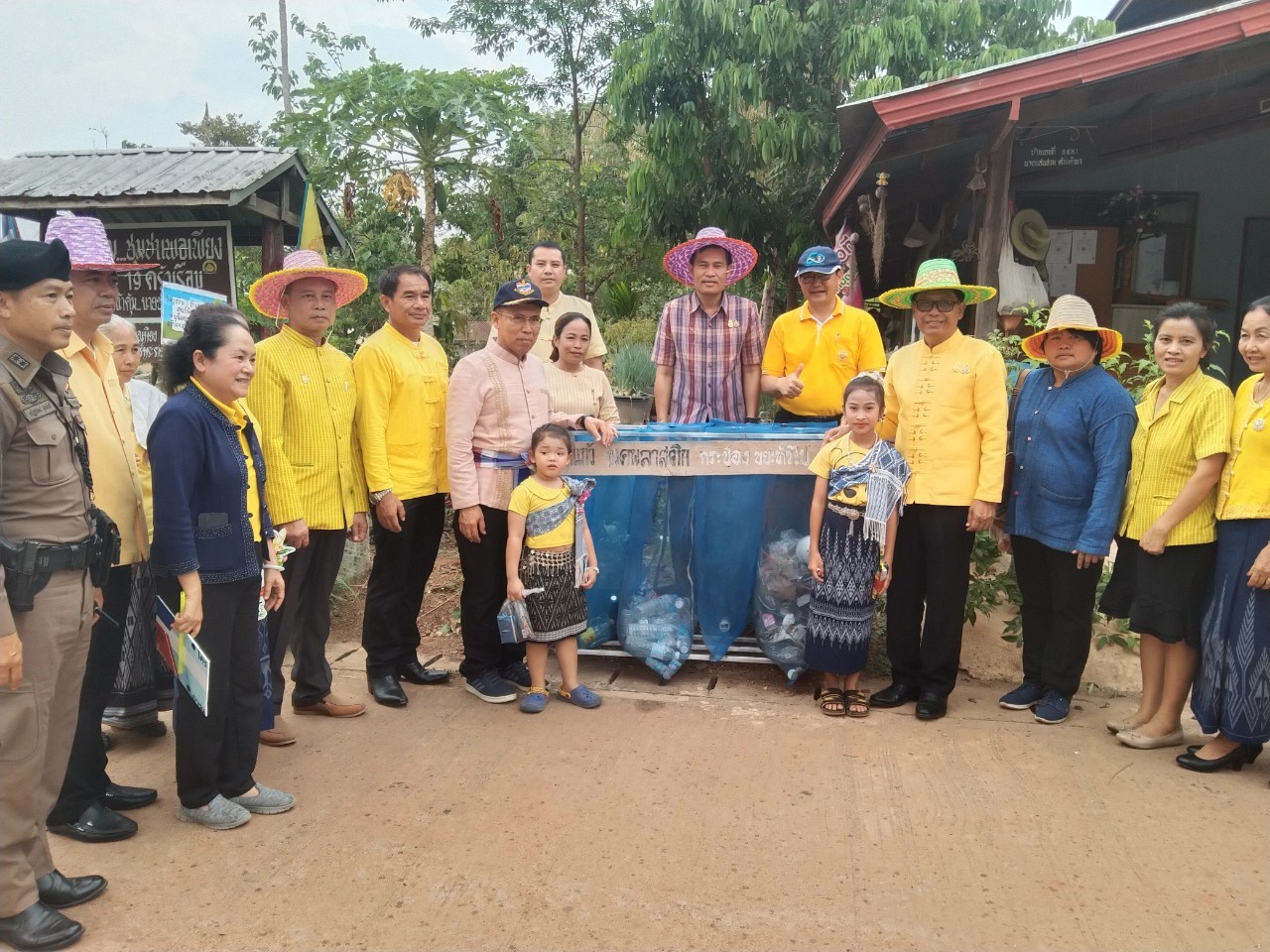 ผู้ว่าฯนครพนม   ลงพื้นที่ติดตามการน้อมนำแนวพระราชดำริของสมเด็จพระกนิษฐาธิราชเจ้า กรมสมเด็จพระเทพรัตนราชสุดาฯ สยามบรมราชกุมารี สู่ปฏิบัติการปลูกพืชผักสวนครัว เพื่อสร้างความมั่นคงทางอาหารและการดำเนินงานพัฒนาหมู่บ้านยั่งยืน ประจำปีงบประมาณ พ.ศ.2567 อำเภอนาแก จังหวัดนครพนม