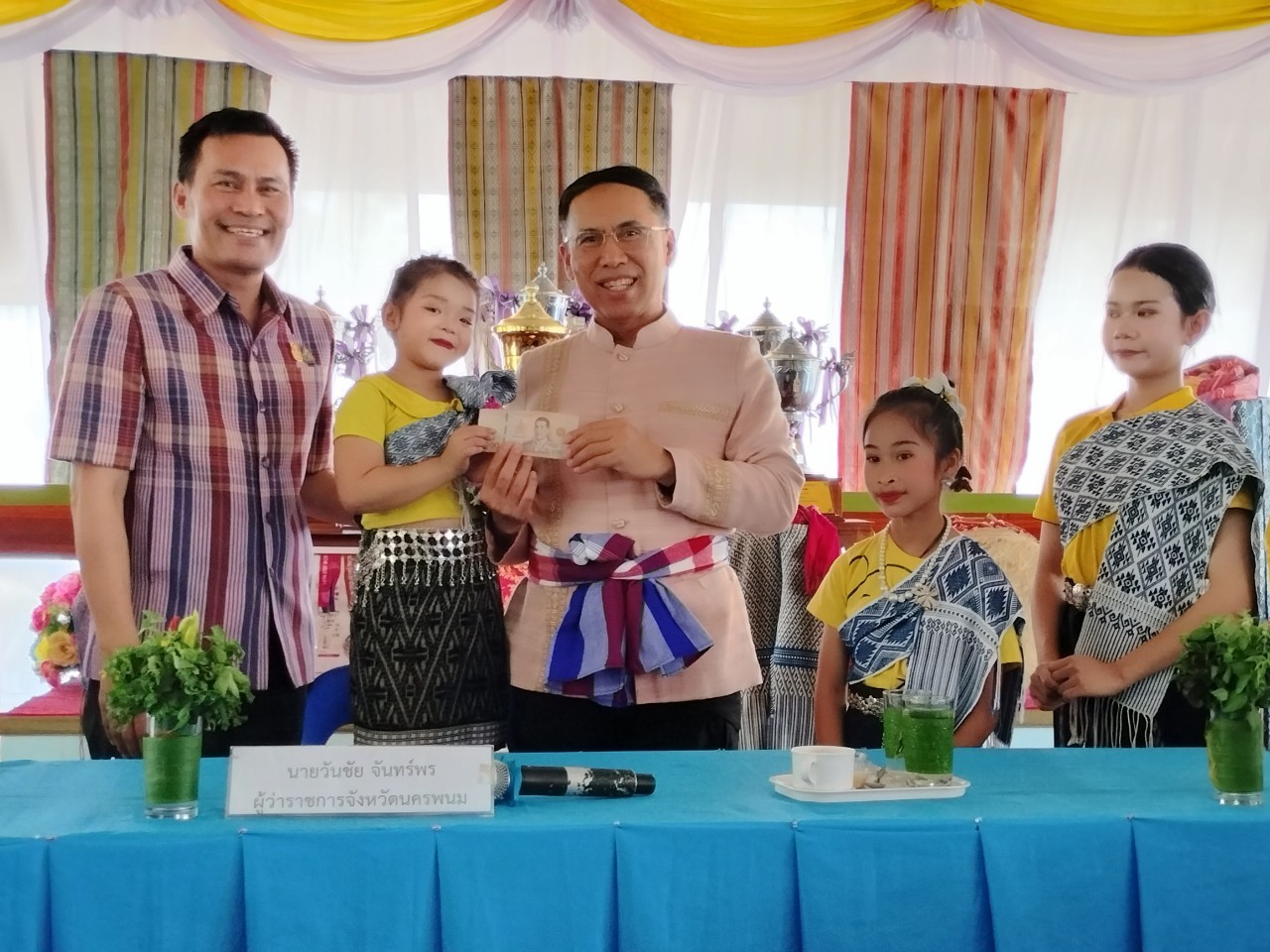 ผู้ว่าฯนครพนม   ลงพื้นที่ติดตามการน้อมนำแนวพระราชดำริของสมเด็จพระกนิษฐาธิราชเจ้า กรมสมเด็จพระเทพรัตนราชสุดาฯ สยามบรมราชกุมารี สู่ปฏิบัติการปลูกพืชผักสวนครัว เพื่อสร้างความมั่นคงทางอาหารและการดำเนินงานพัฒนาหมู่บ้านยั่งยืน ประจำปีงบประมาณ พ.ศ.2567 อำเภอนาแก จังหวัดนครพนม