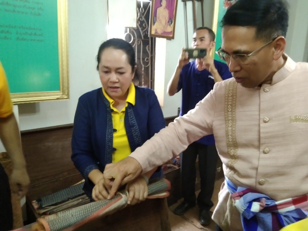 ผู้ว่าฯนครพนม   ลงพื้นที่ติดตามการน้อมนำแนวพระราชดำริของสมเด็จพระกนิษฐาธิราชเจ้า กรมสมเด็จพระเทพรัตนราชสุดาฯ สยามบรมราชกุมารี สู่ปฏิบัติการปลูกพืชผักสวนครัว เพื่อสร้างความมั่นคงทางอาหารและการดำเนินงานพัฒนาหมู่บ้านยั่งยืน ประจำปีงบประมาณ พ.ศ.2567 อำเภอนาแก จังหวัดนครพนม