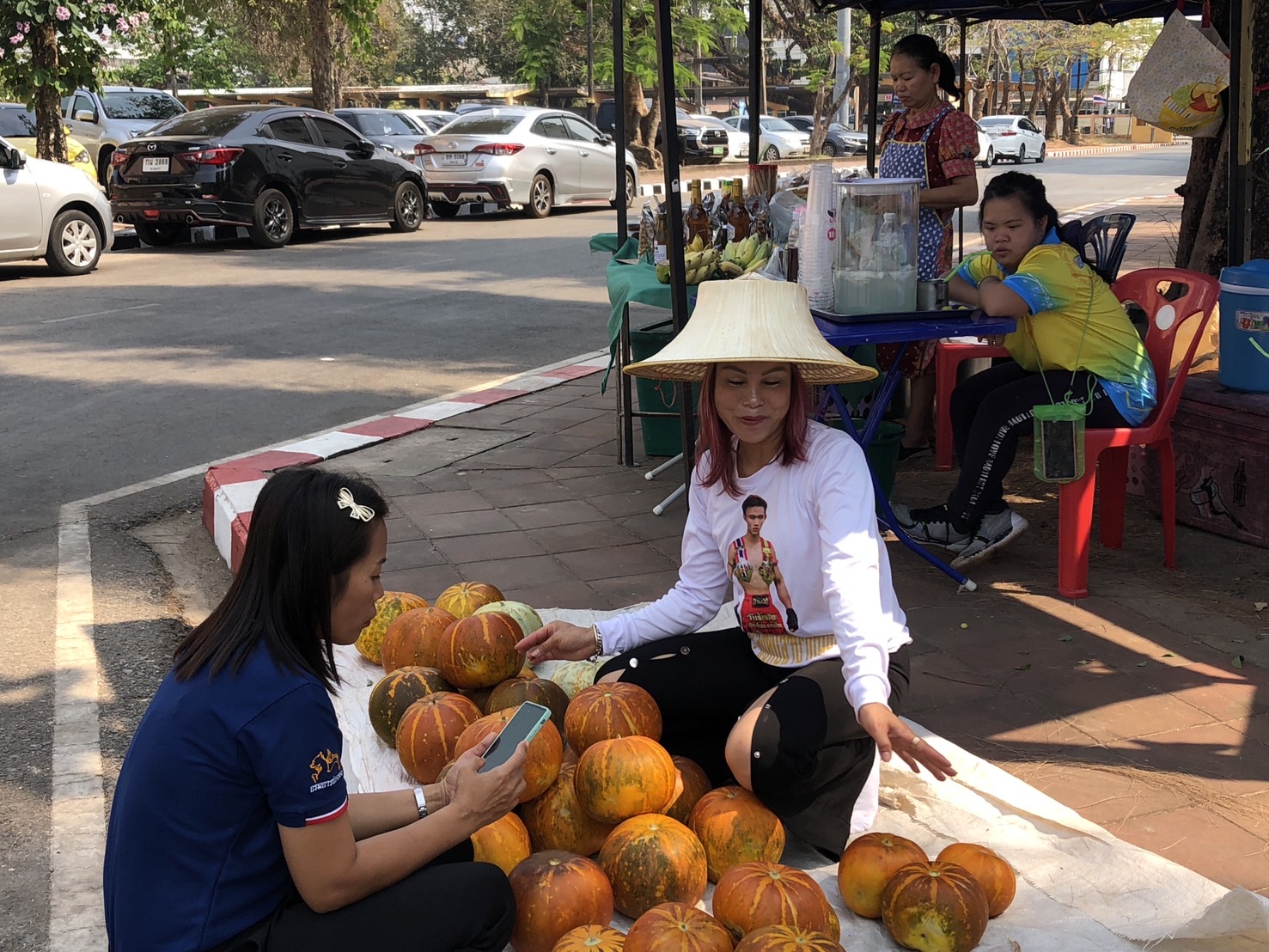 นครพนม   จัดแสดงและจำหน่ายผลผลิต โคก หนอง นา “ตลาดนัดโคก หนอง นา และอาหารปลอดภัย” สู่ความยั่งยืน