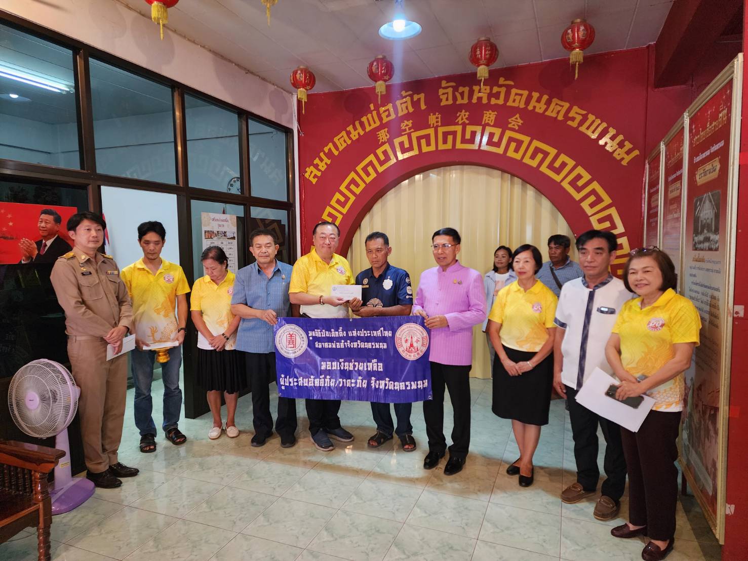 ผู้ว่าฯ นครพนม   มอบเงินช่วยผู้ประสบเหตุอัคคีภัยในพื้นที่จังหวัดนครพนม ซึ่งได้รับการสนับสนุนจากสมาคมพ่อค้าและมูลนิธิปอเต็กตึ๊ง