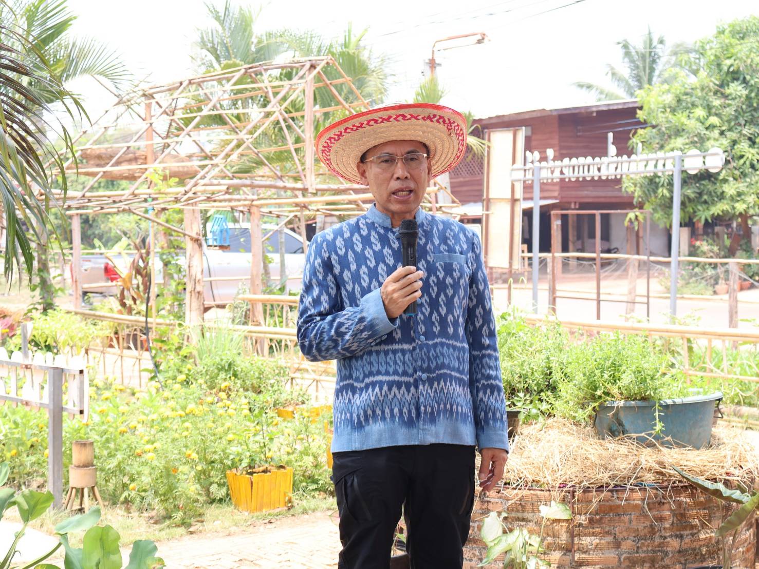พ่อเมืองนครพนม    ลงพื้นที่ติดตามงานพร้อมมอบนโยบายแนวทางการปฏิบัติราชการและการขับเคลื่อนภารกิจสำคัญ ประจำปี 2567 พื้นที่อำเภอนาทม