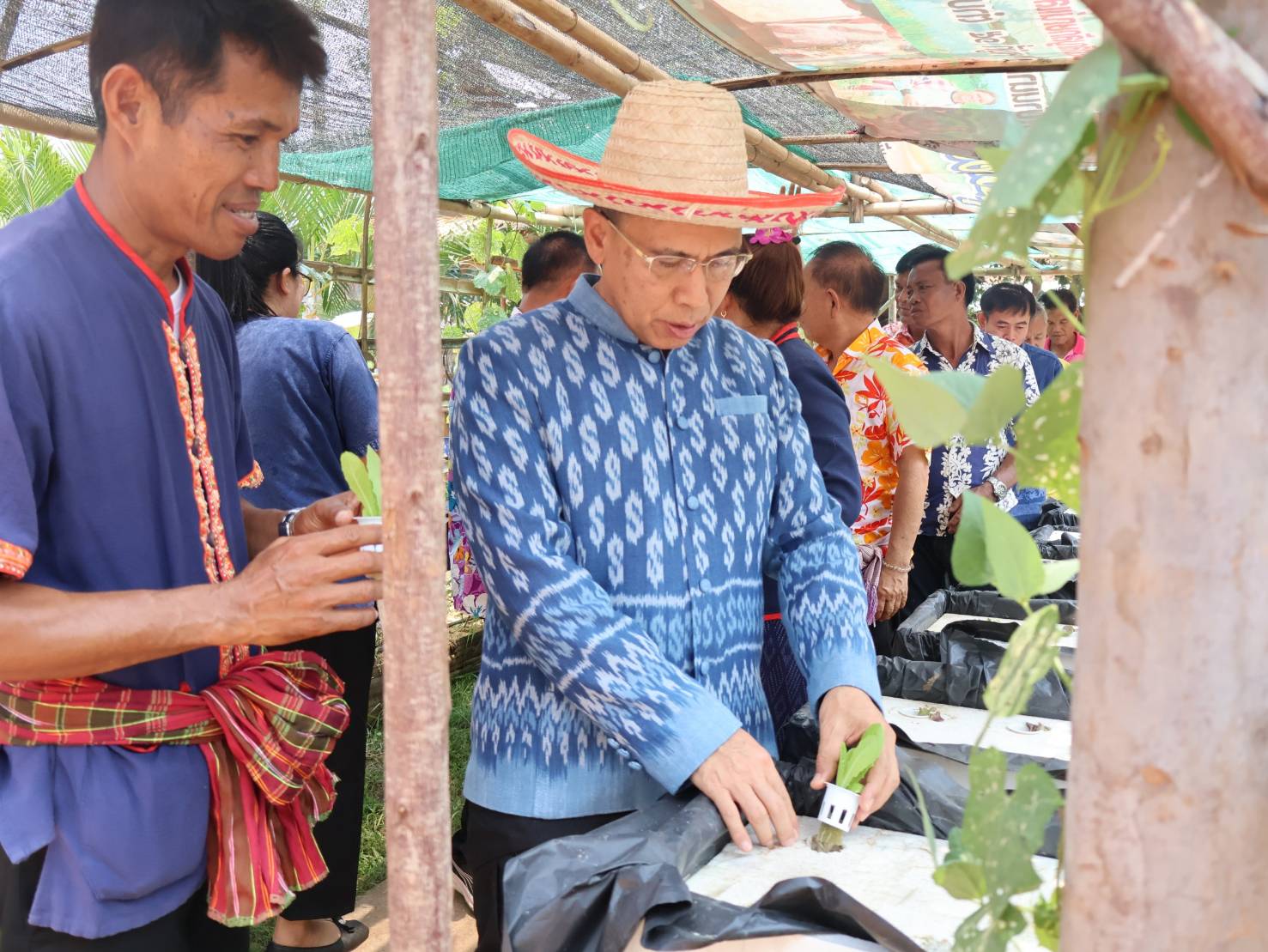 พ่อเมืองนครพนม    ลงพื้นที่ติดตามงานพร้อมมอบนโยบายแนวทางการปฏิบัติราชการและการขับเคลื่อนภารกิจสำคัญ ประจำปี 2567 พื้นที่อำเภอนาทม