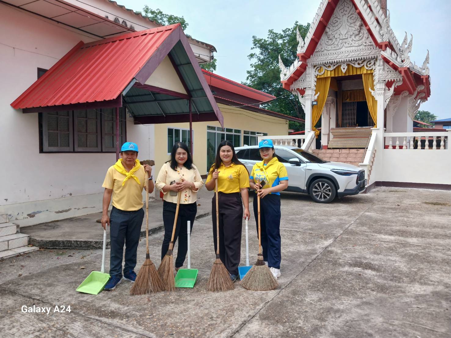 พช.นครพนม   ร่วมกิจกรรมจิตอาสาพัฒนาทำความสะอาดวัดสว่างสุวรรณาราม