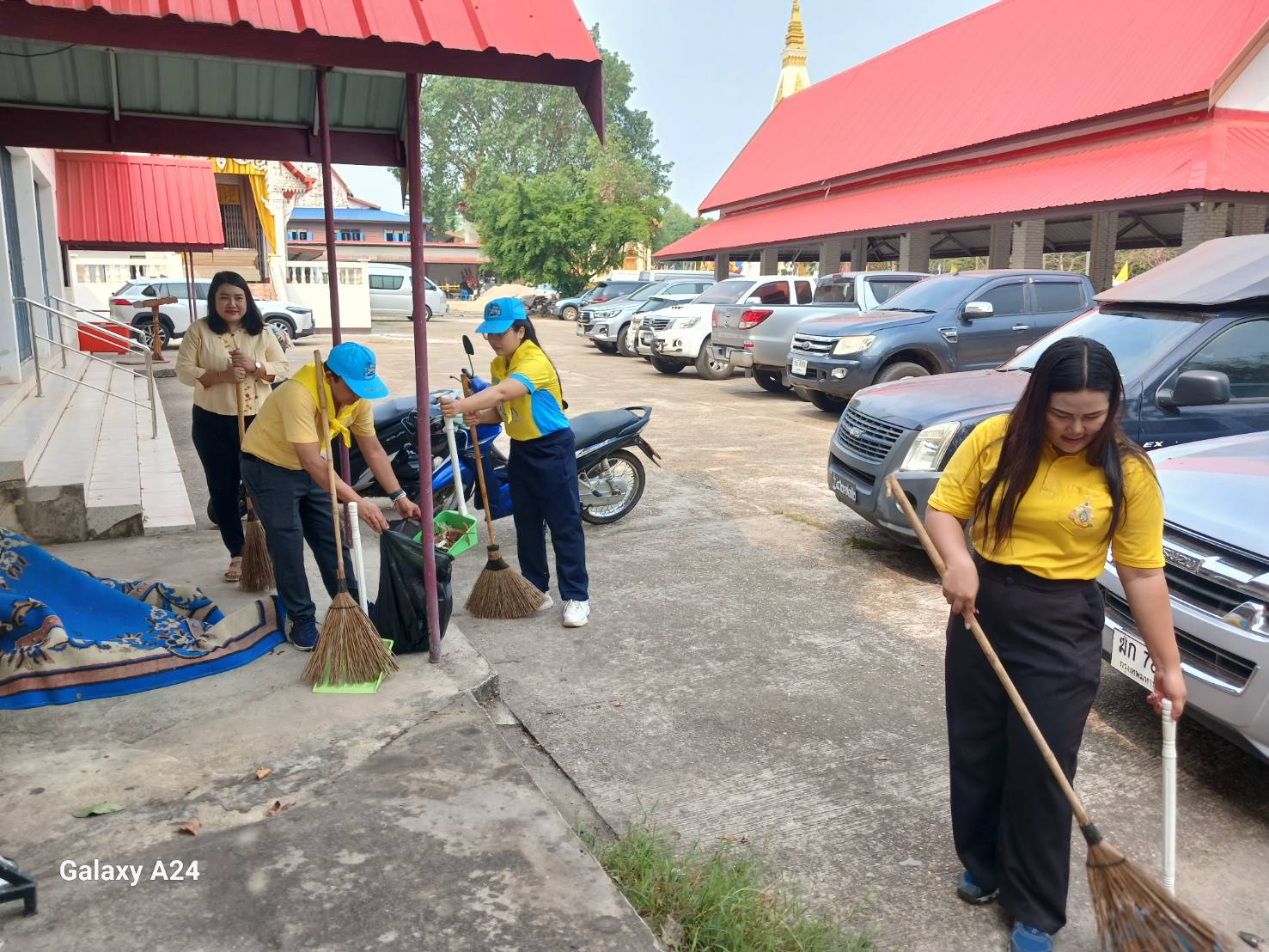 พช.นครพนม   ร่วมกิจกรรมจิตอาสาพัฒนาทำความสะอาดวัดสว่างสุวรรณาราม