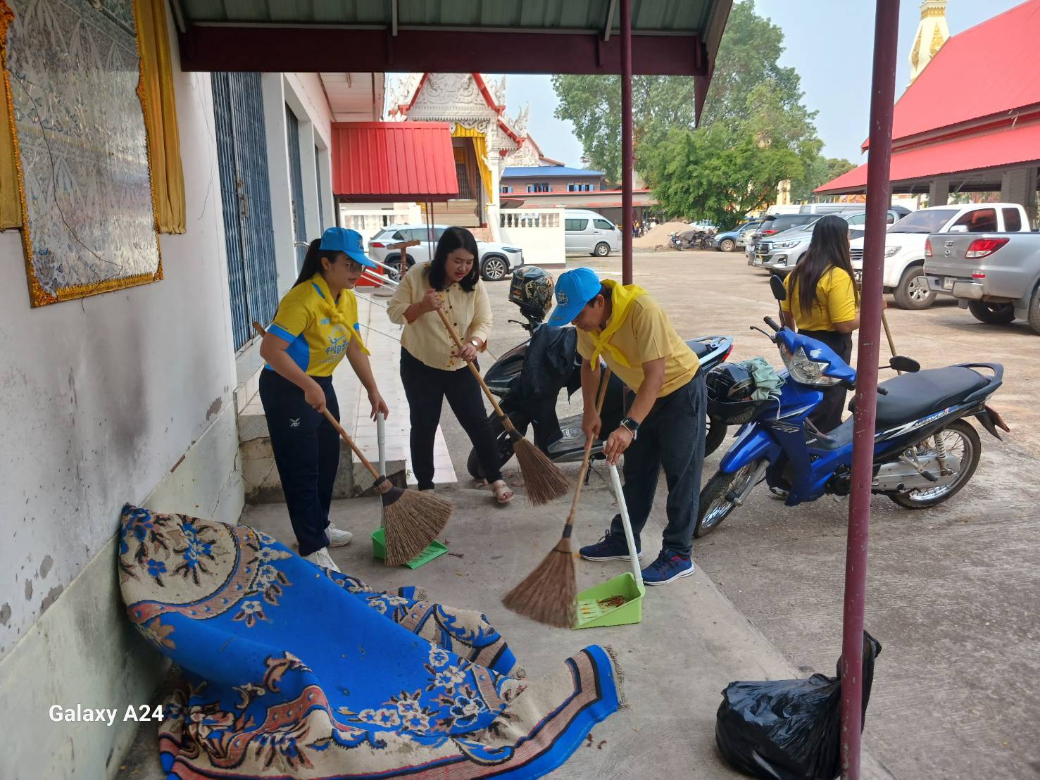 พช.นครพนม   ร่วมกิจกรรมจิตอาสาพัฒนาทำความสะอาดวัดสว่างสุวรรณาราม