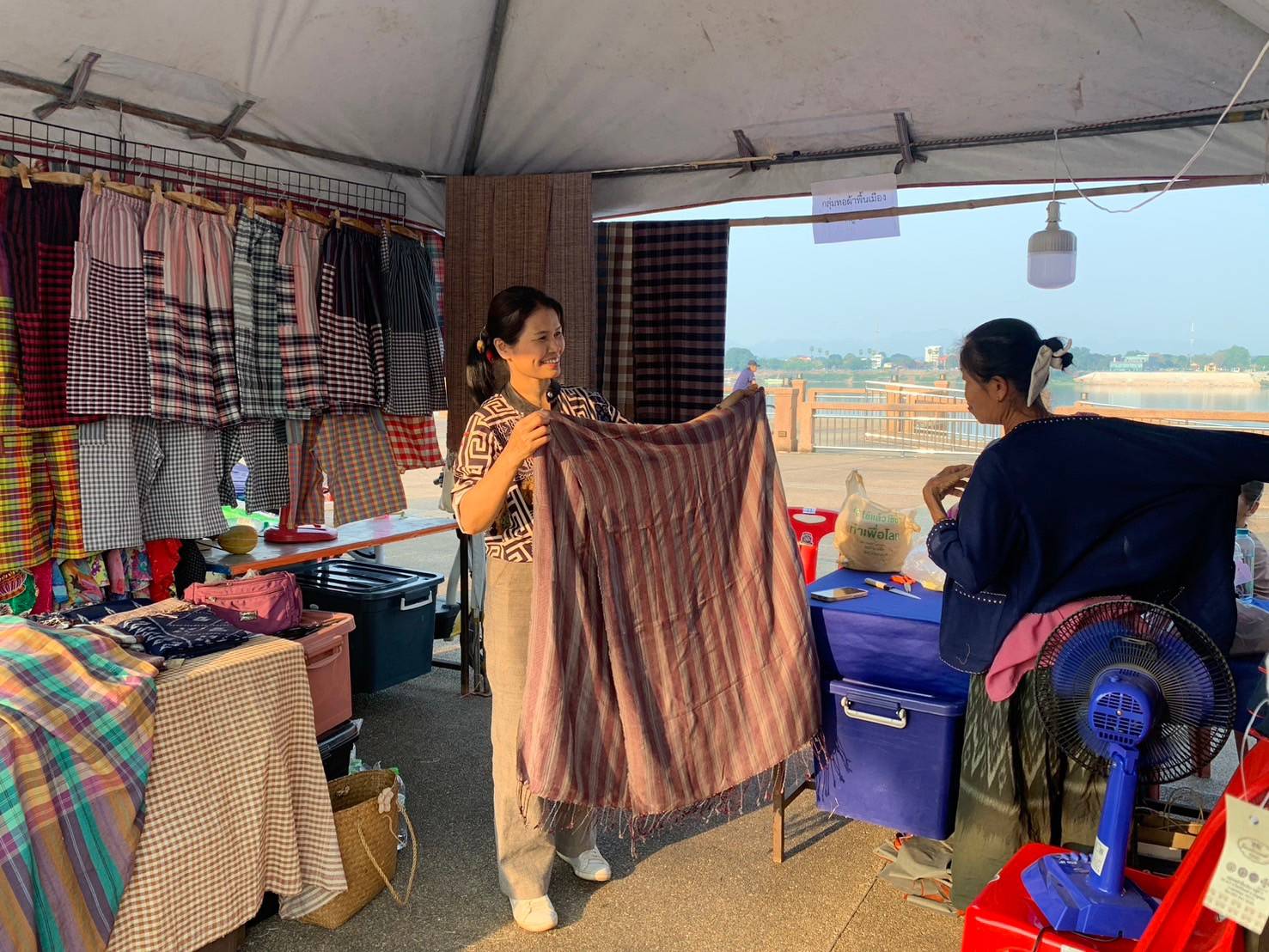 พช.นครพนม   ร่วมเปิดกิจกรรมประติมากรรมทรายแม่น้ำโขงเชื่อมโยงจังหวัดสนุกและร่วมจำหน่ายสินค้า OTOP ในงานประเพณีสงกรานต์