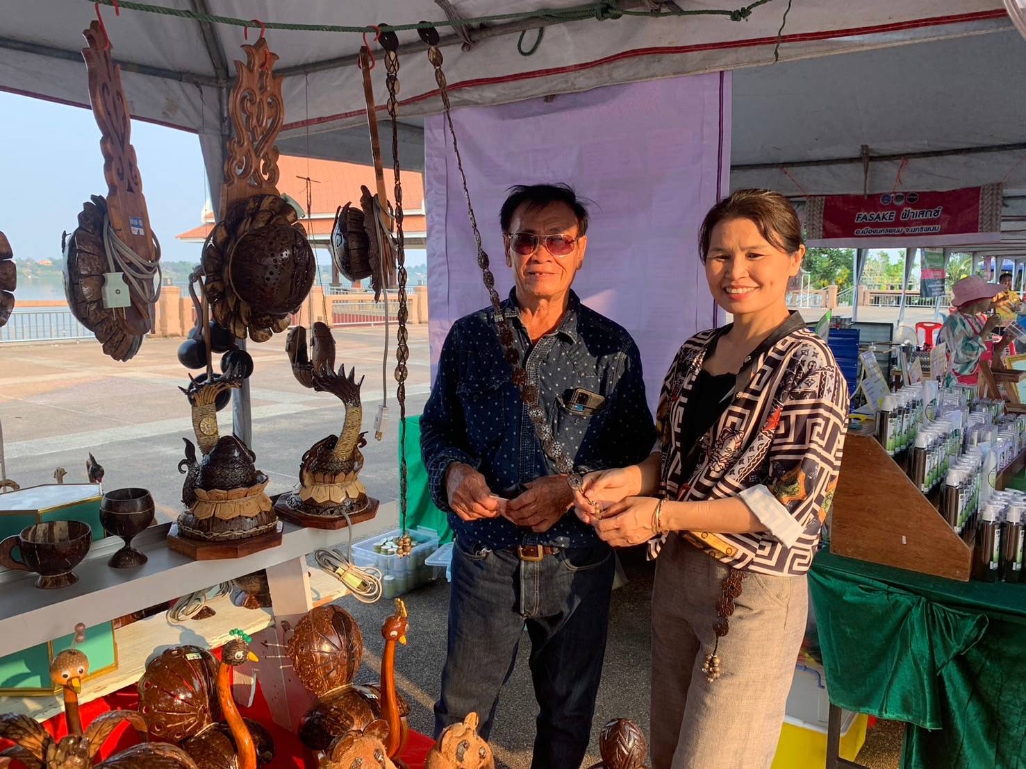 พช.นครพนม   ร่วมเปิดกิจกรรมประติมากรรมทรายแม่น้ำโขงเชื่อมโยงจังหวัดสนุกและร่วมจำหน่ายสินค้า OTOP ในงานประเพณีสงกรานต์