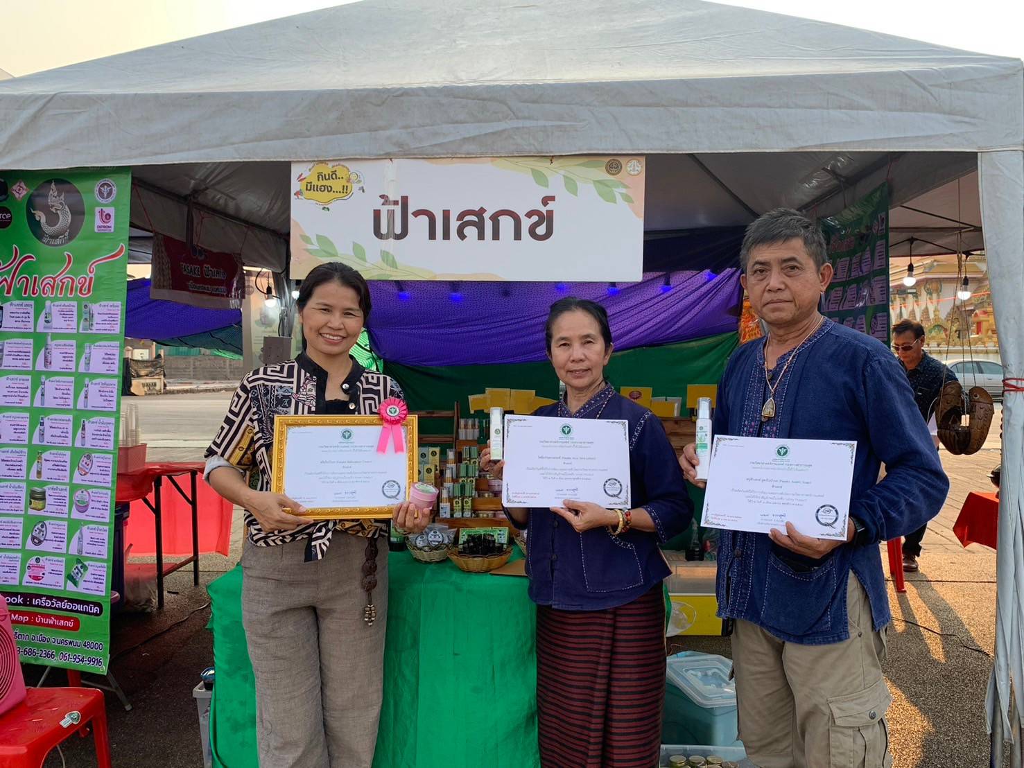 พช.นครพนม   ร่วมเปิดกิจกรรมประติมากรรมทรายแม่น้ำโขงเชื่อมโยงจังหวัดสนุกและร่วมจำหน่ายสินค้า OTOP ในงานประเพณีสงกรานต์