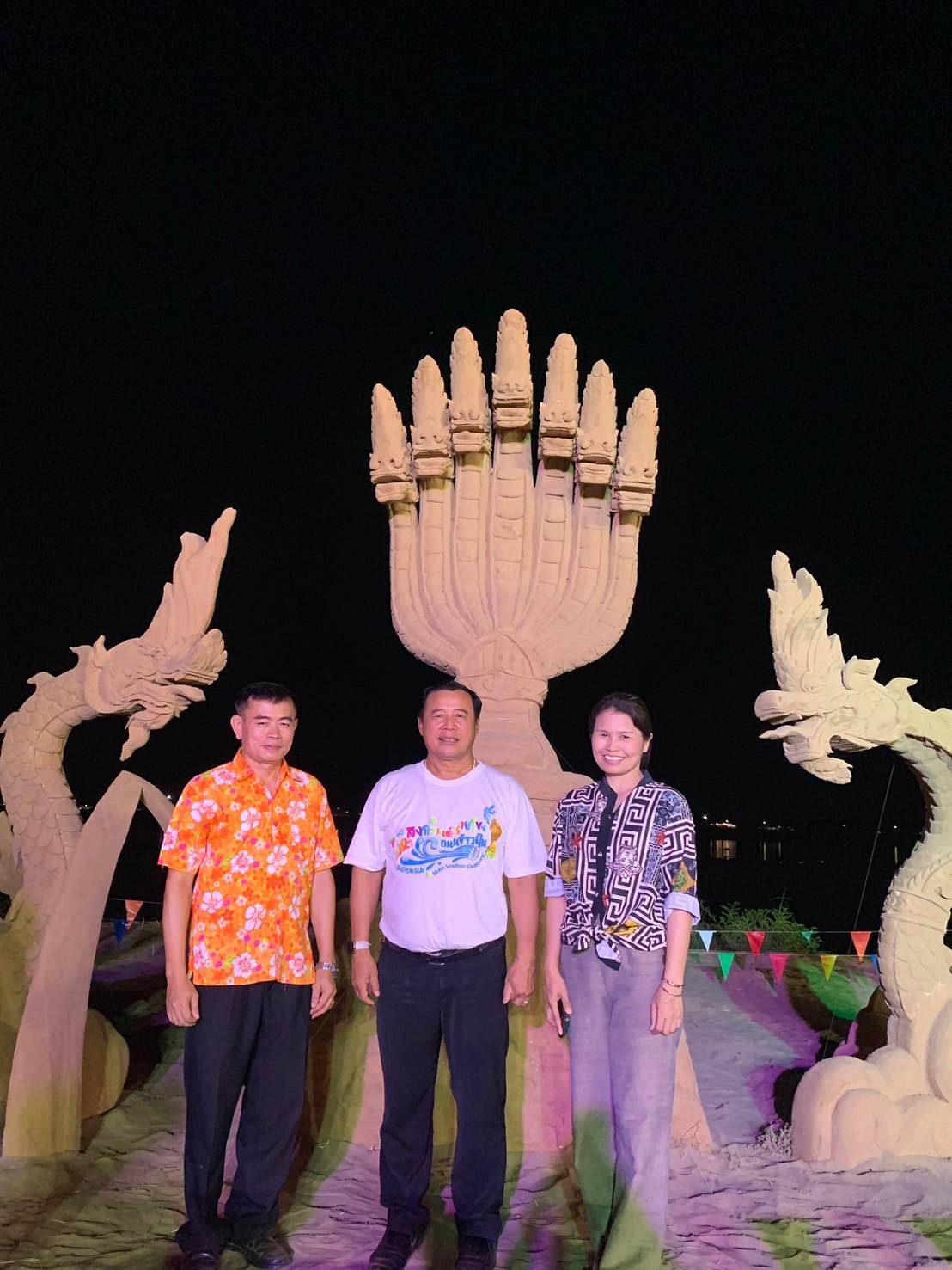 พช.นครพนม   ร่วมเปิดกิจกรรมประติมากรรมทรายแม่น้ำโขงเชื่อมโยงจังหวัดสนุกและร่วมจำหน่ายสินค้า OTOP ในงานประเพณีสงกรานต์