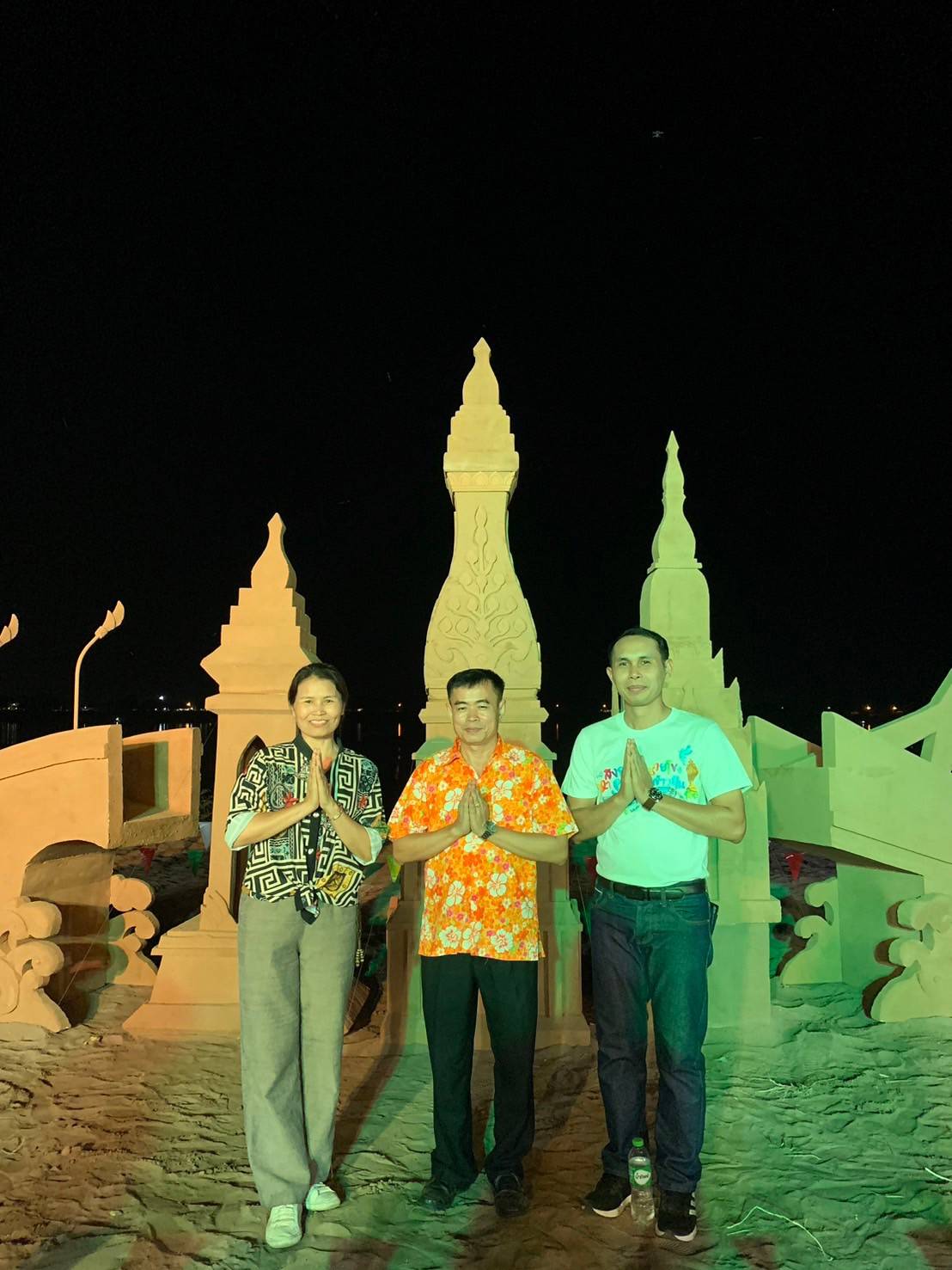 พช.นครพนม   ร่วมเปิดกิจกรรมประติมากรรมทรายแม่น้ำโขงเชื่อมโยงจังหวัดสนุกและร่วมจำหน่ายสินค้า OTOP ในงานประเพณีสงกรานต์