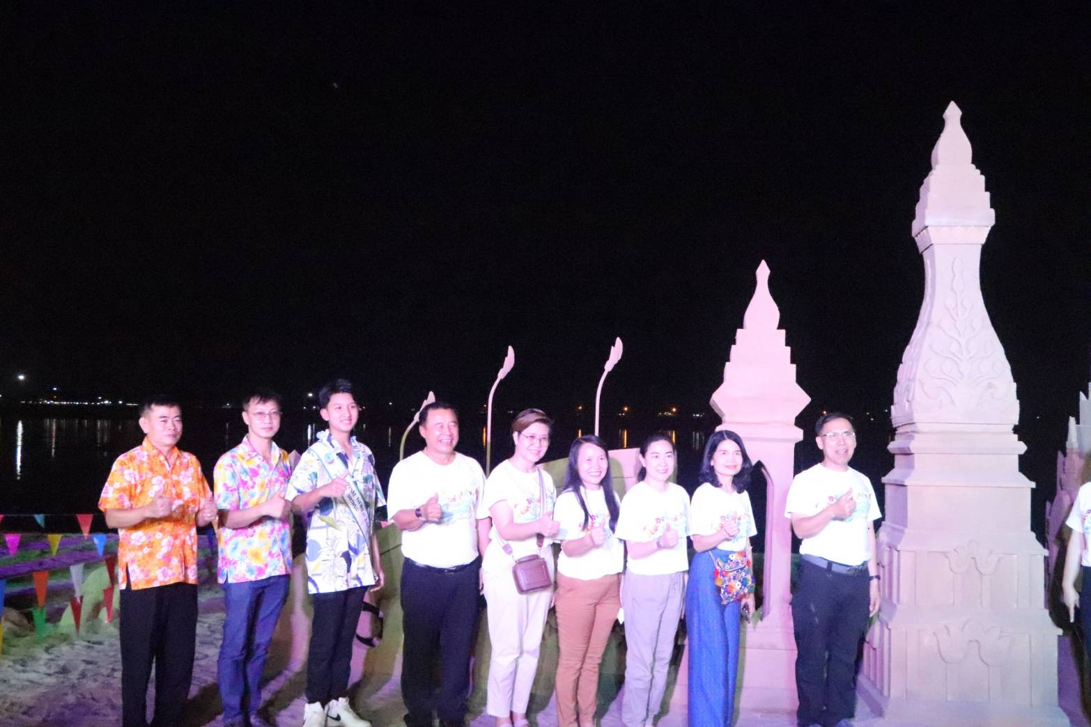 พช.นครพนม   ร่วมเปิดกิจกรรมประติมากรรมทรายแม่น้ำโขงเชื่อมโยงจังหวัดสนุกและร่วมจำหน่ายสินค้า OTOP ในงานประเพณีสงกรานต์