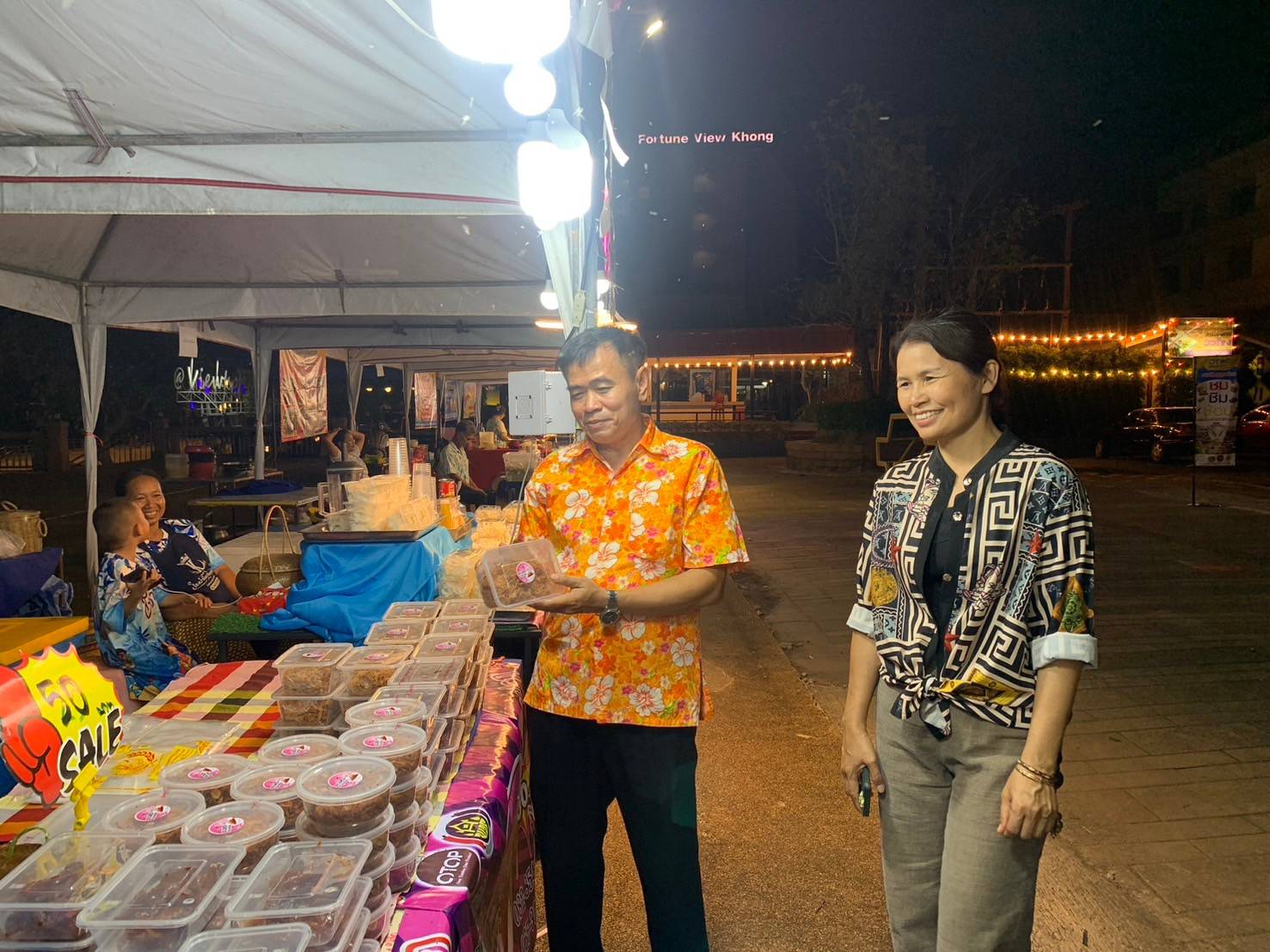 พช.นครพนม   ร่วมเปิดกิจกรรมประติมากรรมทรายแม่น้ำโขงเชื่อมโยงจังหวัดสนุกและร่วมจำหน่ายสินค้า OTOP ในงานประเพณีสงกรานต์