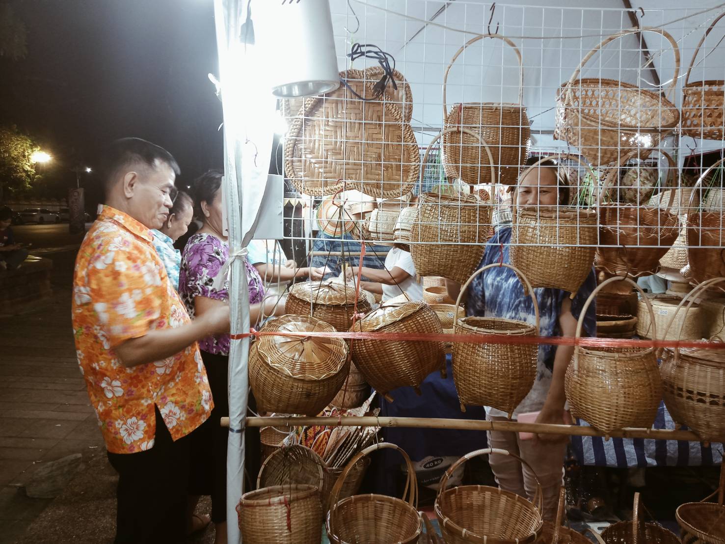 พช.นครพนม   ร่วมเปิดกิจกรรมประติมากรรมทรายแม่น้ำโขงเชื่อมโยงจังหวัดสนุกและร่วมจำหน่ายสินค้า OTOP ในงานประเพณีสงกรานต์