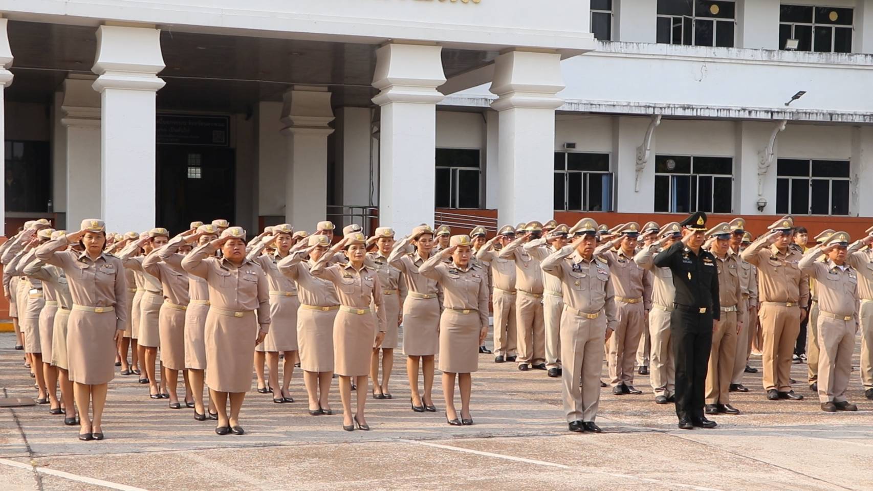 พช.นครพนม   ร่วมกิจกรรมเคารพธงชาติ สวดมนต์ไหว้พระ สร้างสำนึกรักและภาคภูมิใจในชาติไทย