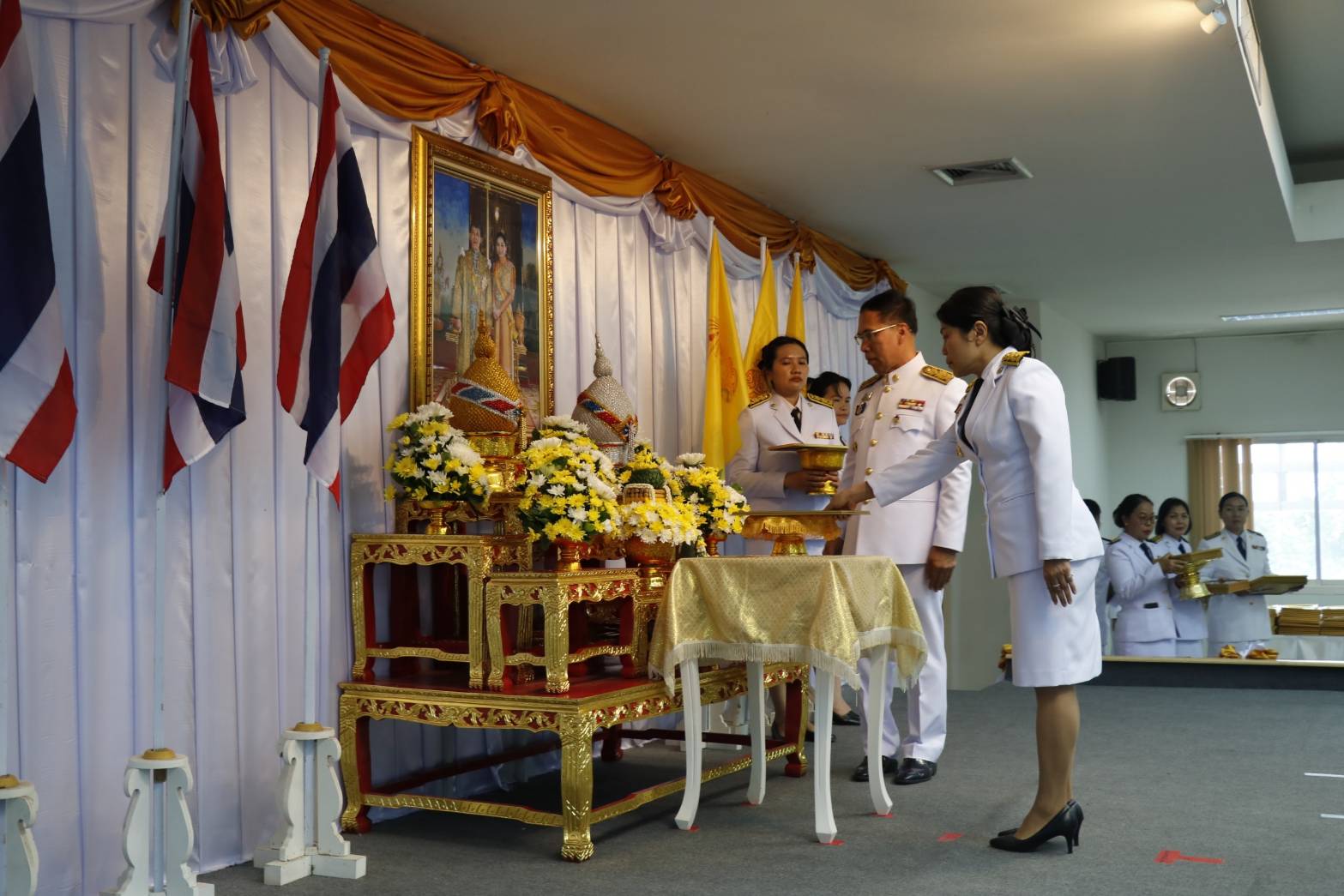 พช.นครพนม   ร่วมพิธีรับพระราชทานพระบรมฉายาลักษณ์ พระบาทสมเด็จพระเจ้าอยู่หัวที่ฉายกับสมเด็จพระนางเจ้าฯ พระบรมราชินี