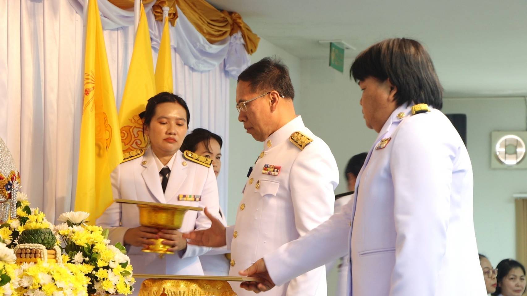 พช.นครพนม   ร่วมพิธีรับพระราชทานพระบรมฉายาลักษณ์ พระบาทสมเด็จพระเจ้าอยู่หัวที่ฉายกับสมเด็จพระนางเจ้าฯ พระบรมราชินี