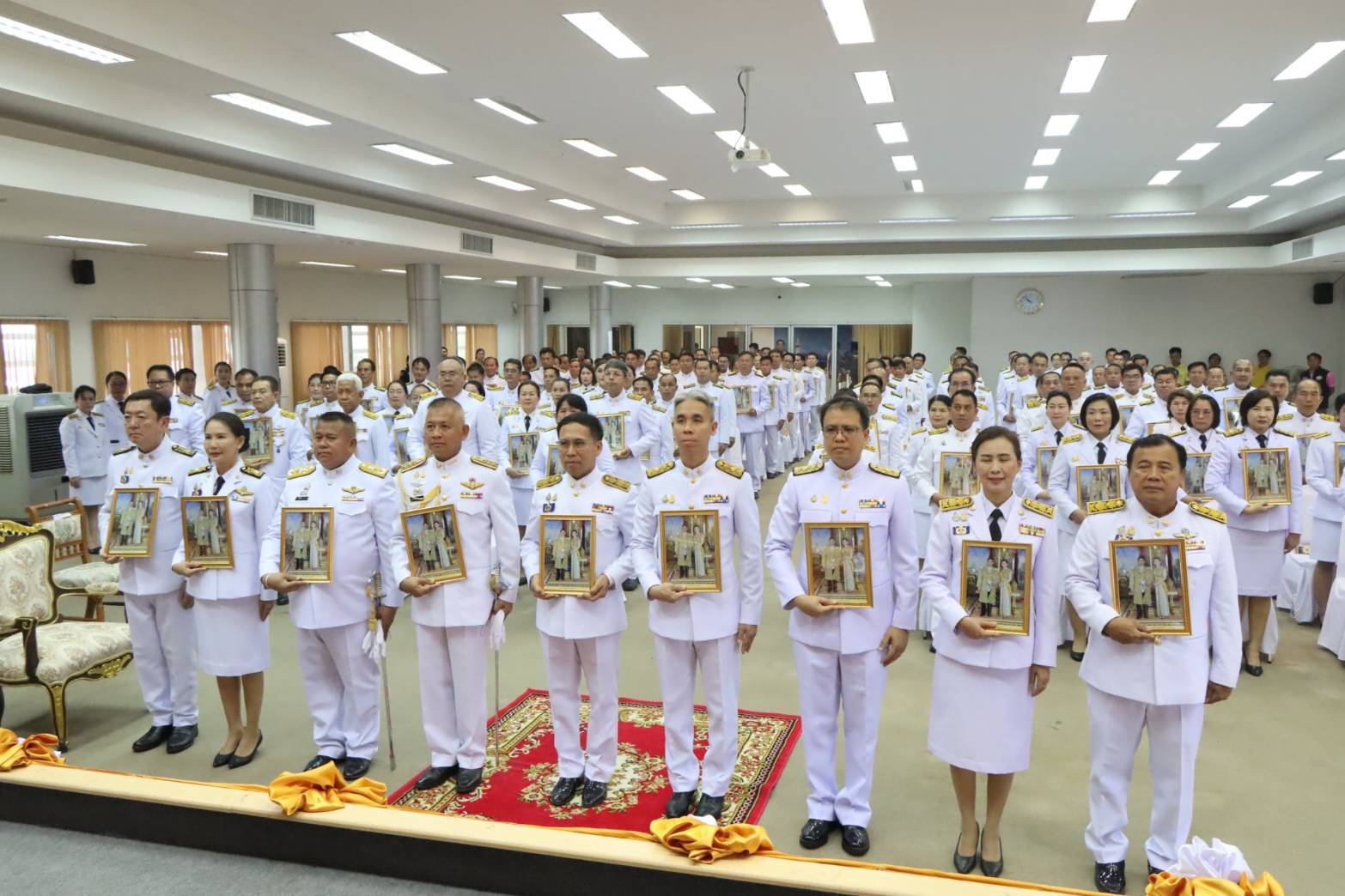 พช.นครพนม   ร่วมพิธีรับพระราชทานพระบรมฉายาลักษณ์ พระบาทสมเด็จพระเจ้าอยู่หัวที่ฉายกับสมเด็จพระนางเจ้าฯ พระบรมราชินี