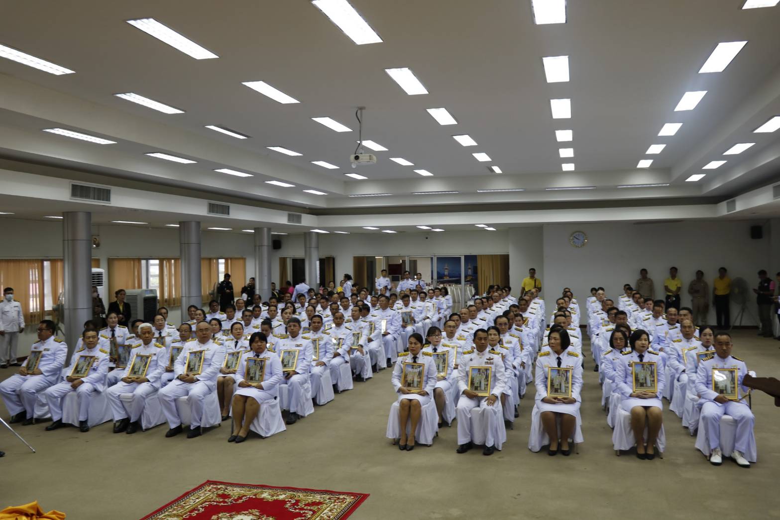 พช.นครพนม   ร่วมพิธีรับพระราชทานพระบรมฉายาลักษณ์ พระบาทสมเด็จพระเจ้าอยู่หัวที่ฉายกับสมเด็จพระนางเจ้าฯ พระบรมราชินี