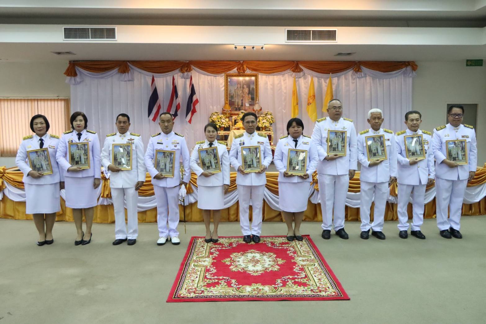พช.นครพนม   ร่วมพิธีรับพระราชทานพระบรมฉายาลักษณ์ พระบาทสมเด็จพระเจ้าอยู่หัวที่ฉายกับสมเด็จพระนางเจ้าฯ พระบรมราชินี