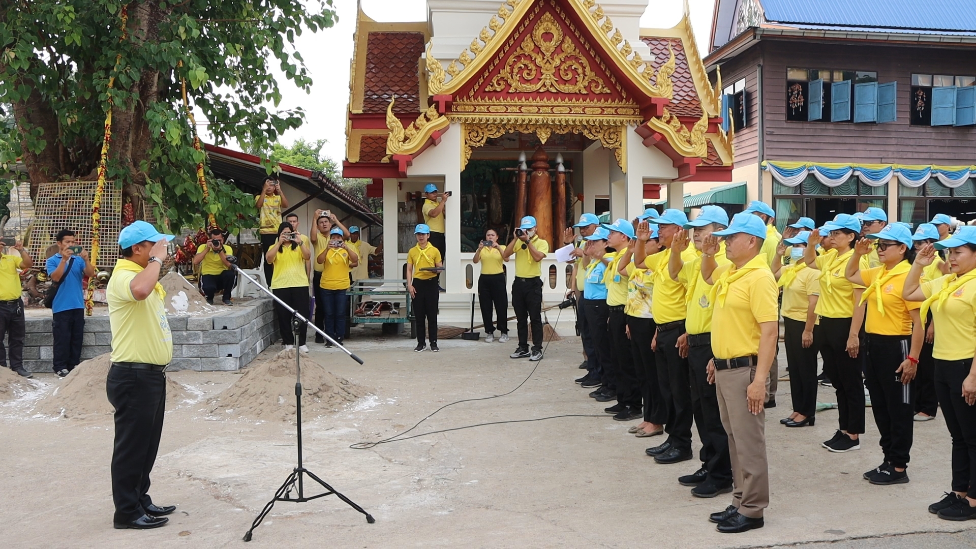 พช.นครพนม   ร่วมกิจกรรมจิตอาสาพัฒนาทำความสะอาดวัดสว่างสุวรรณาราม