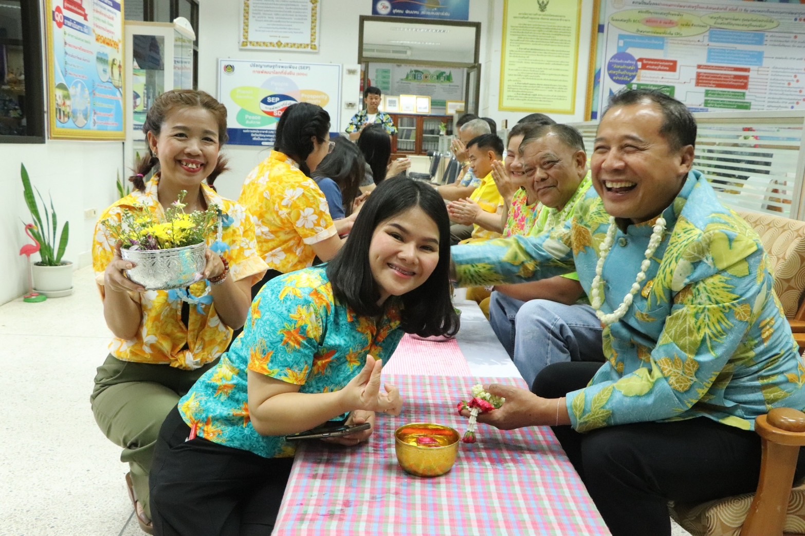 พช.นครพนม   จัดกิจกรรม “รดน้ำดำหัว เนื่องในเทศกาลสงกรานต์ ปี 2567” เพื่อเป็นสิริมงคลและสืบสานประเพณีวัฒนธรรมอันดีงาม
