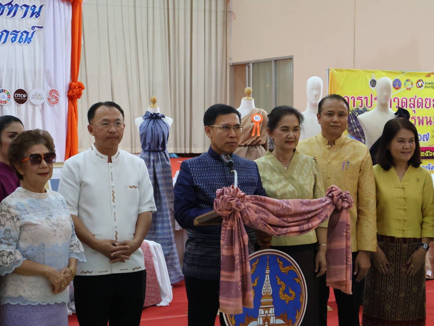 จังหวัดนครพนม   เปิดตัวผ้าพระราชทาน “ผ้าลายสิริวชิราภรณ์” และกิจกรรม “สวมผ้าไทย ใส่ผ้าซิ่น กินข้าวปิ่นโต” ครั้งที่ 2/2567