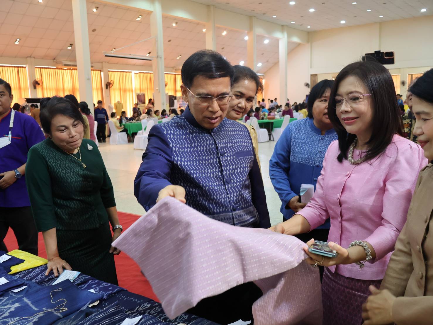จังหวัดนครพนม   เปิดตัวผ้าพระราชทาน “ผ้าลายสิริวชิราภรณ์” และกิจกรรม “สวมผ้าไทย ใส่ผ้าซิ่น กินข้าวปิ่นโต” ครั้งที่ 2/2567