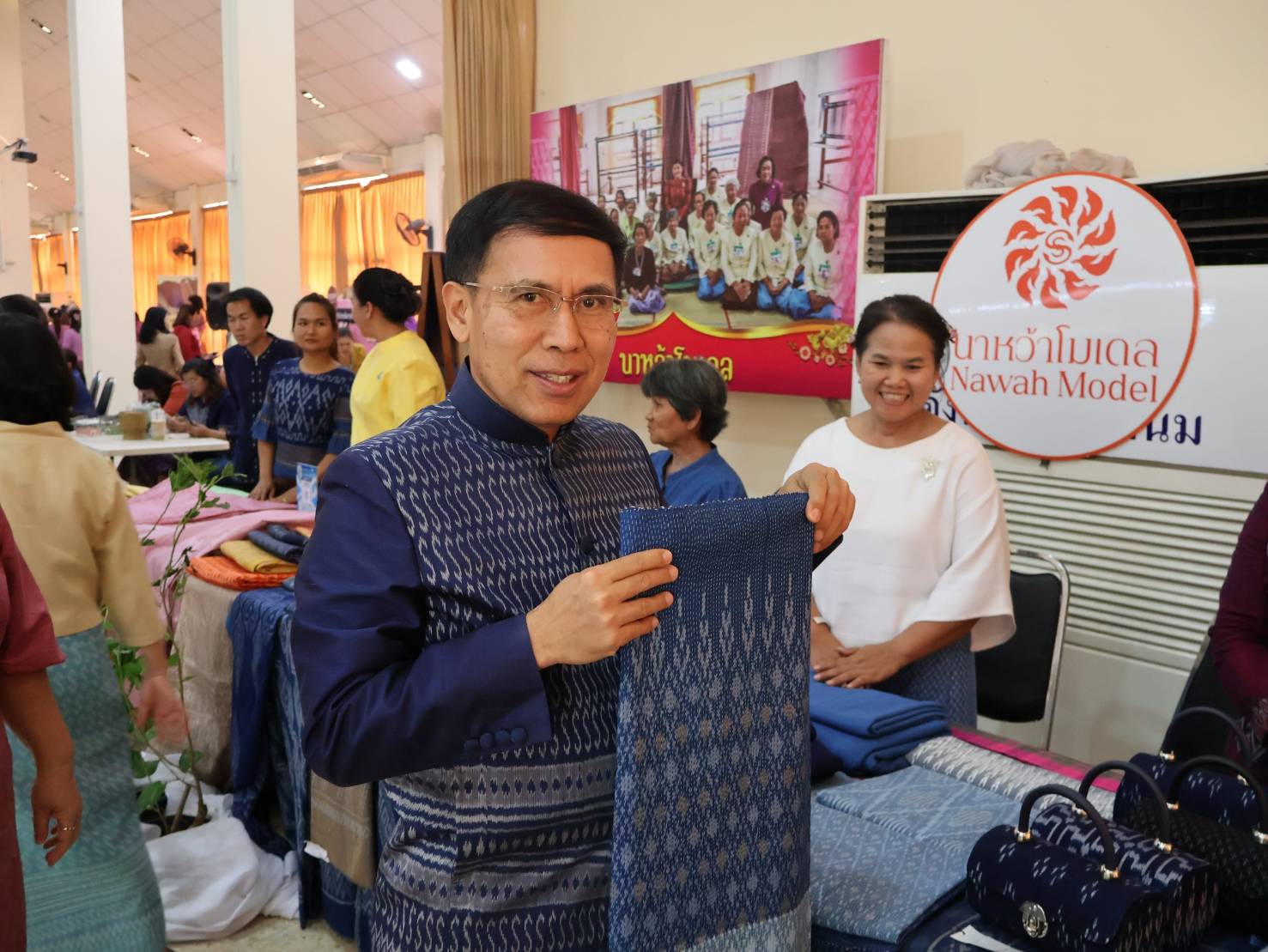 จังหวัดนครพนม   เปิดตัวผ้าพระราชทาน “ผ้าลายสิริวชิราภรณ์” และกิจกรรม “สวมผ้าไทย ใส่ผ้าซิ่น กินข้าวปิ่นโต” ครั้งที่ 2/2567
