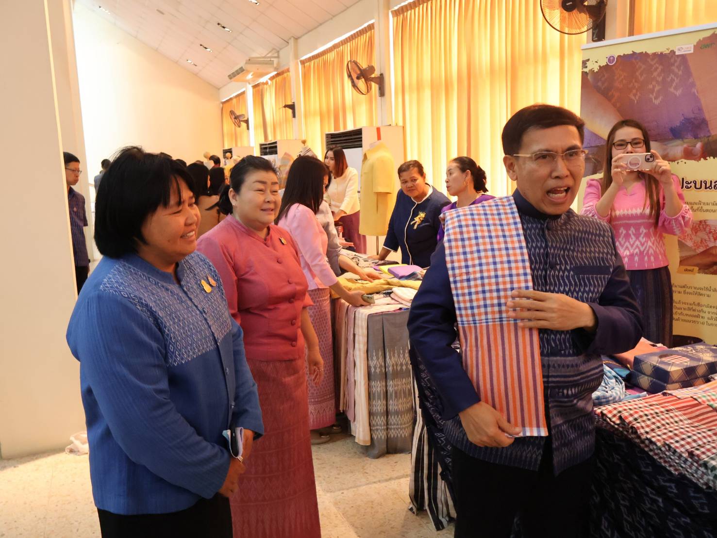 จังหวัดนครพนม   เปิดตัวผ้าพระราชทาน “ผ้าลายสิริวชิราภรณ์” และกิจกรรม “สวมผ้าไทย ใส่ผ้าซิ่น กินข้าวปิ่นโต” ครั้งที่ 2/2567